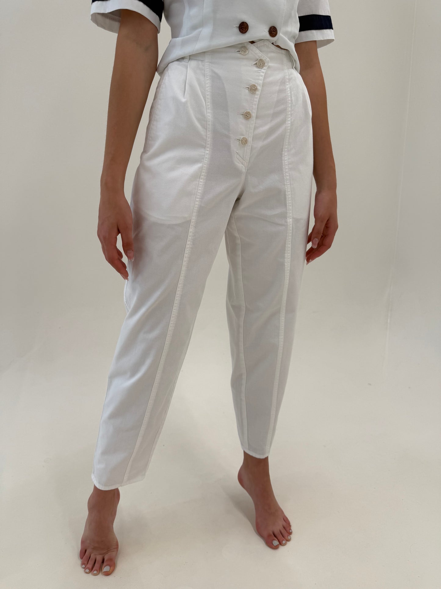 Pantaloni vintage din pânză de bumbac în croi retro modern cu talie înaltă