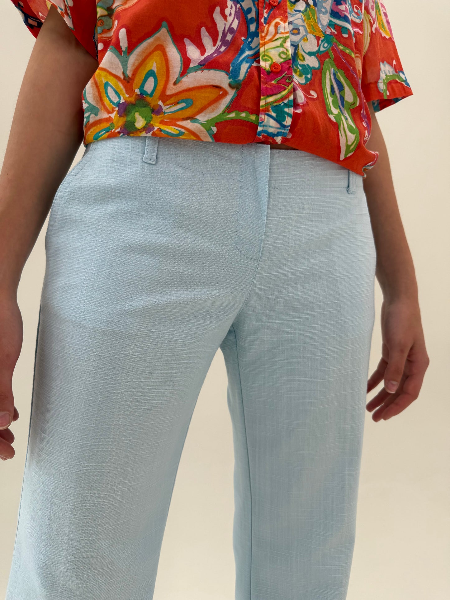 Pantaloni baby blue din panza de in în croi evazat