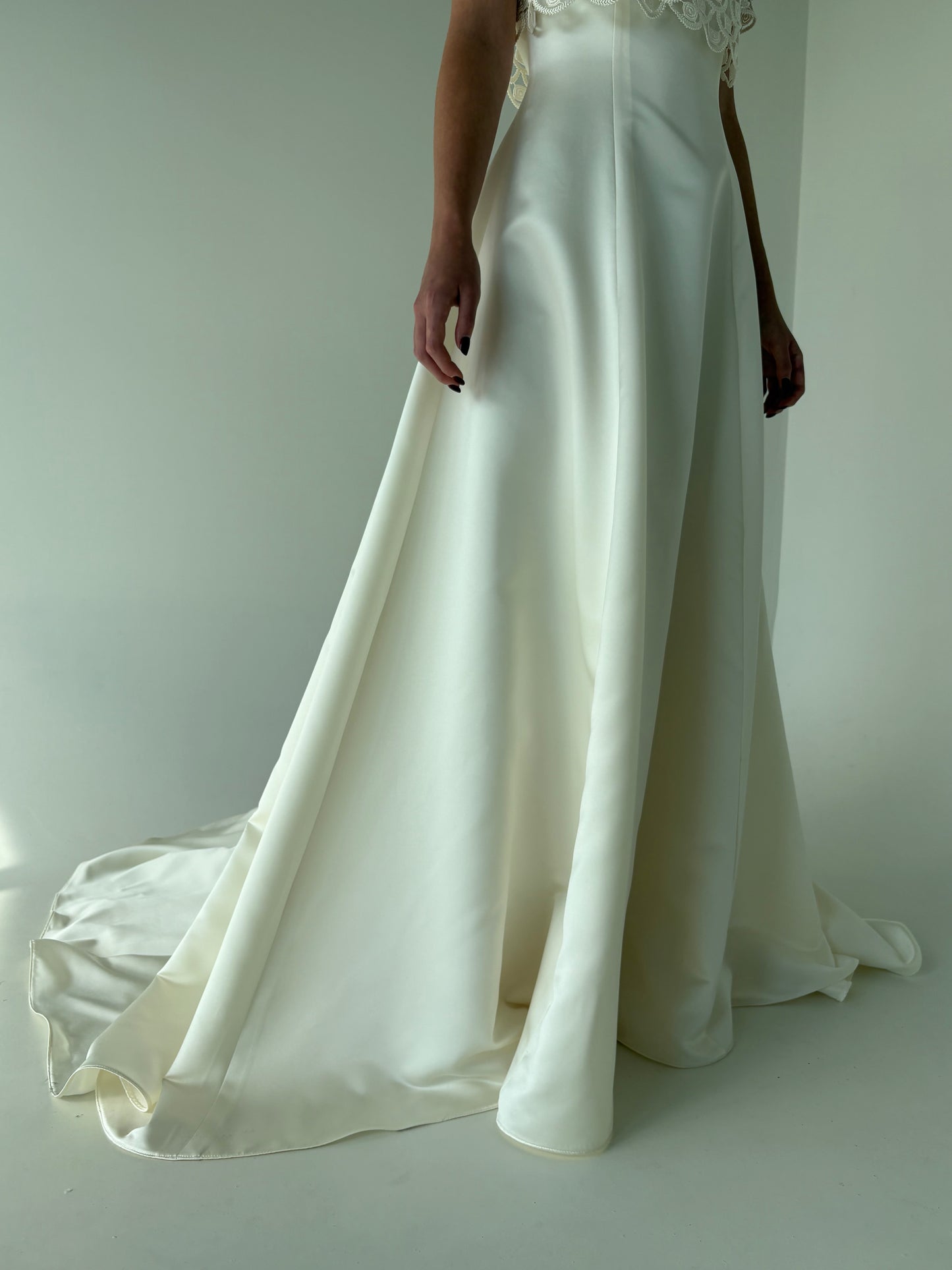 Rochie italiană de ceremonie cu trenă și dantelă macrame nouă cu eticheta