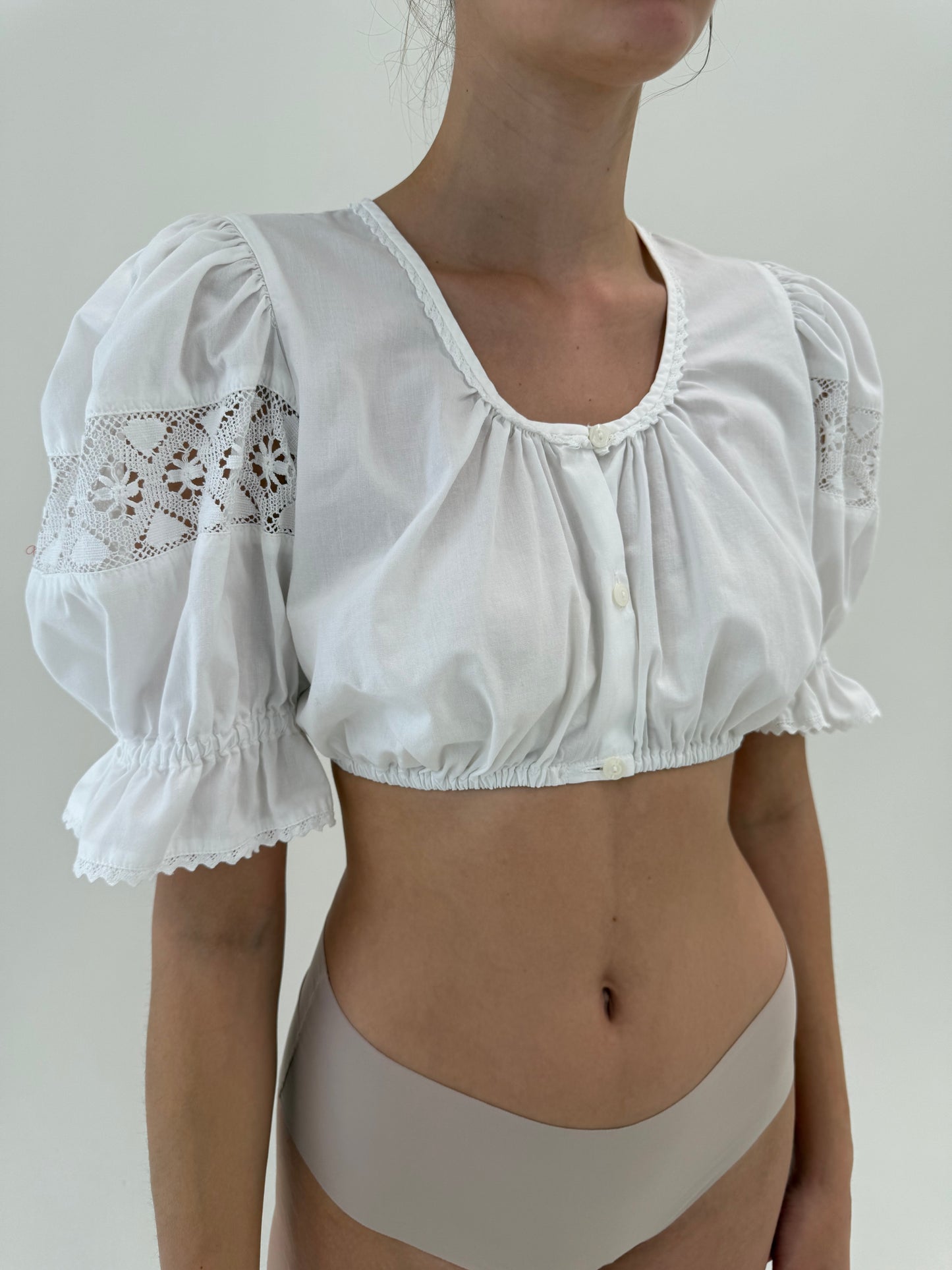 Top vintage din panzica de bumbac cu inserții de dantelă macrame