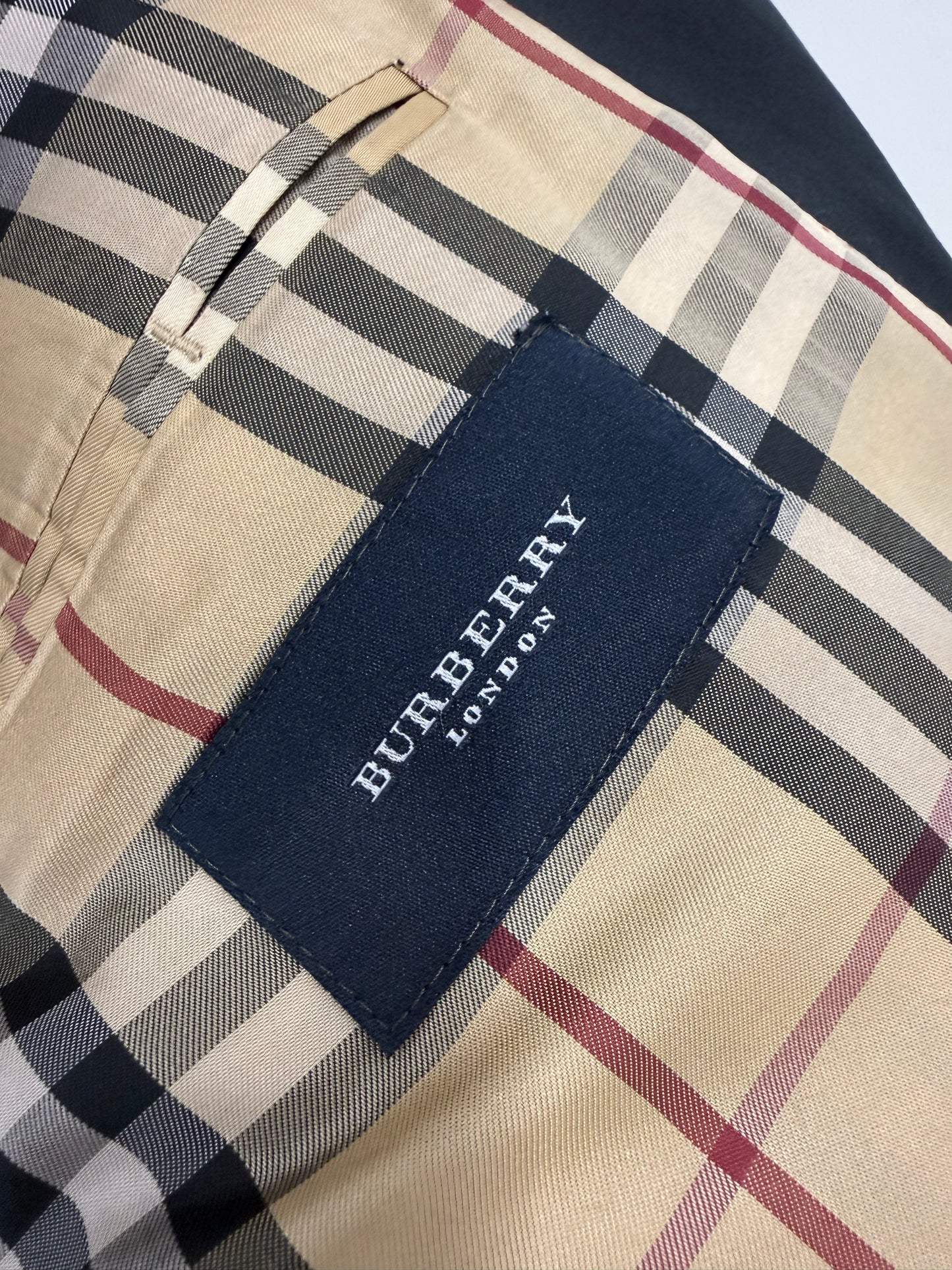 Sacou Burberry plus size petite cu nasturi aurii cu logo și interior cu print specific