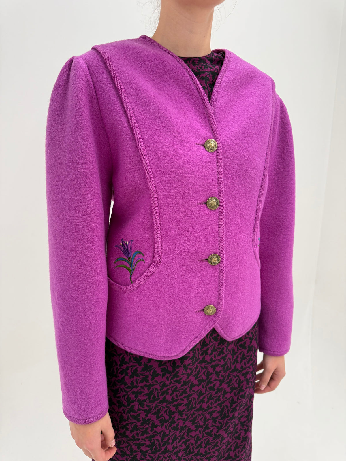 Jacheta cambrata din boiled wool fucsia in croi feminin cu broderie și nasturi metalici