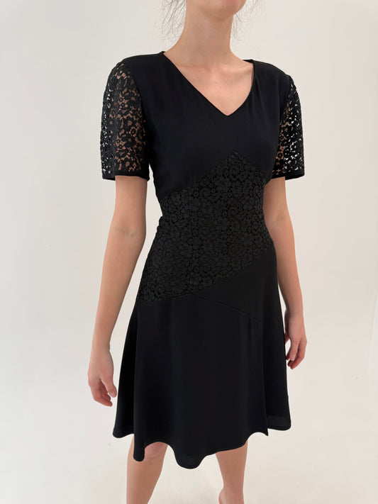 LBD vintage luxury Mariela Burani în croi ultra feminin cu inserții de dantelă macrame