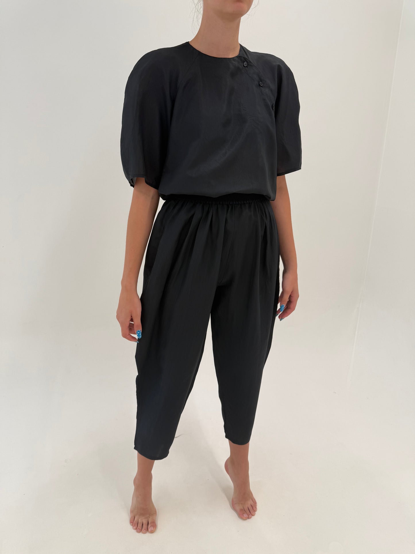 Pantaloni negri petite din mătase naturală cu talie ultra marcată elastică