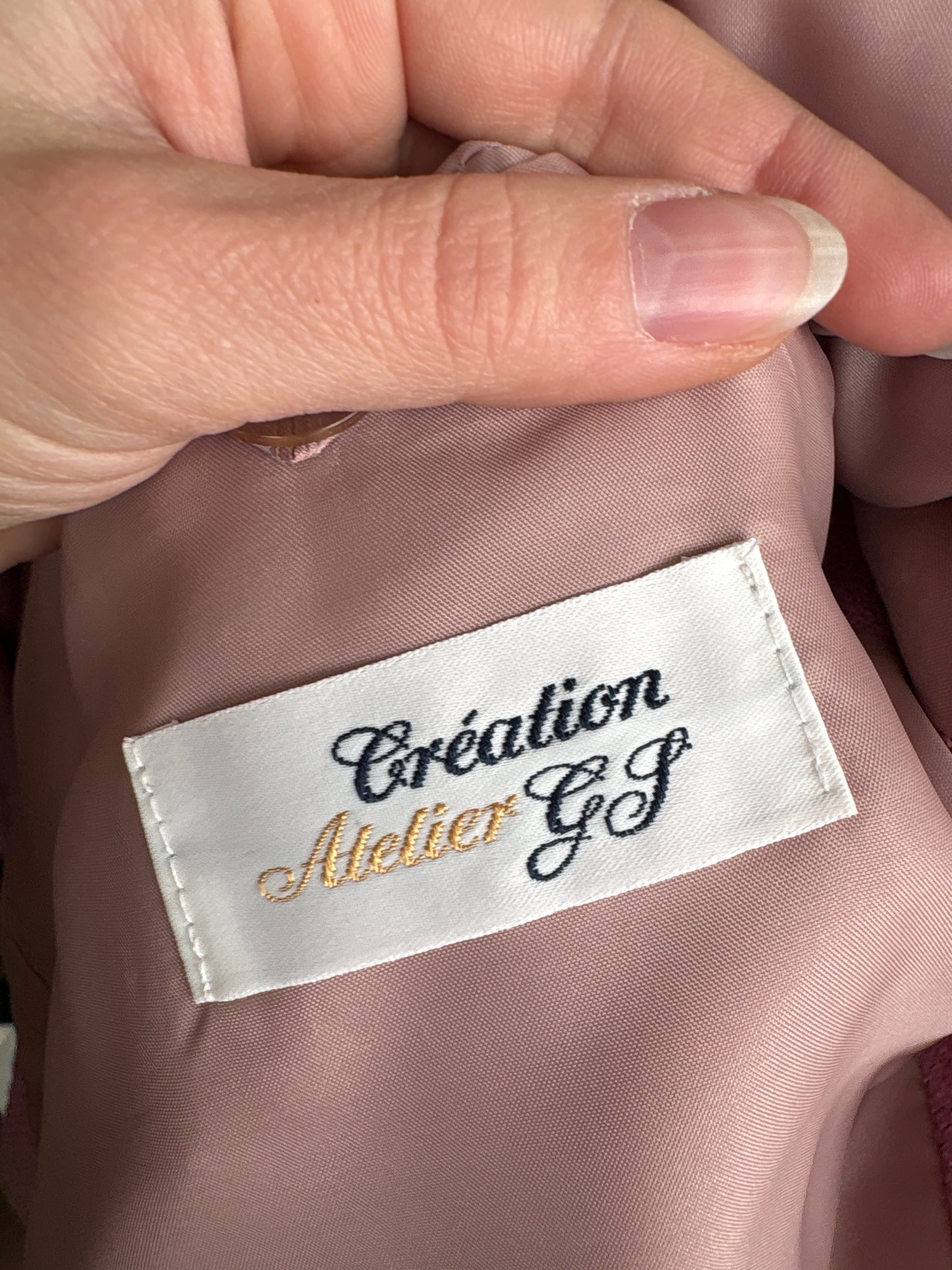 Sacou roz pudrat din boucle fin și subțire de lana extrafina în croi minimalist