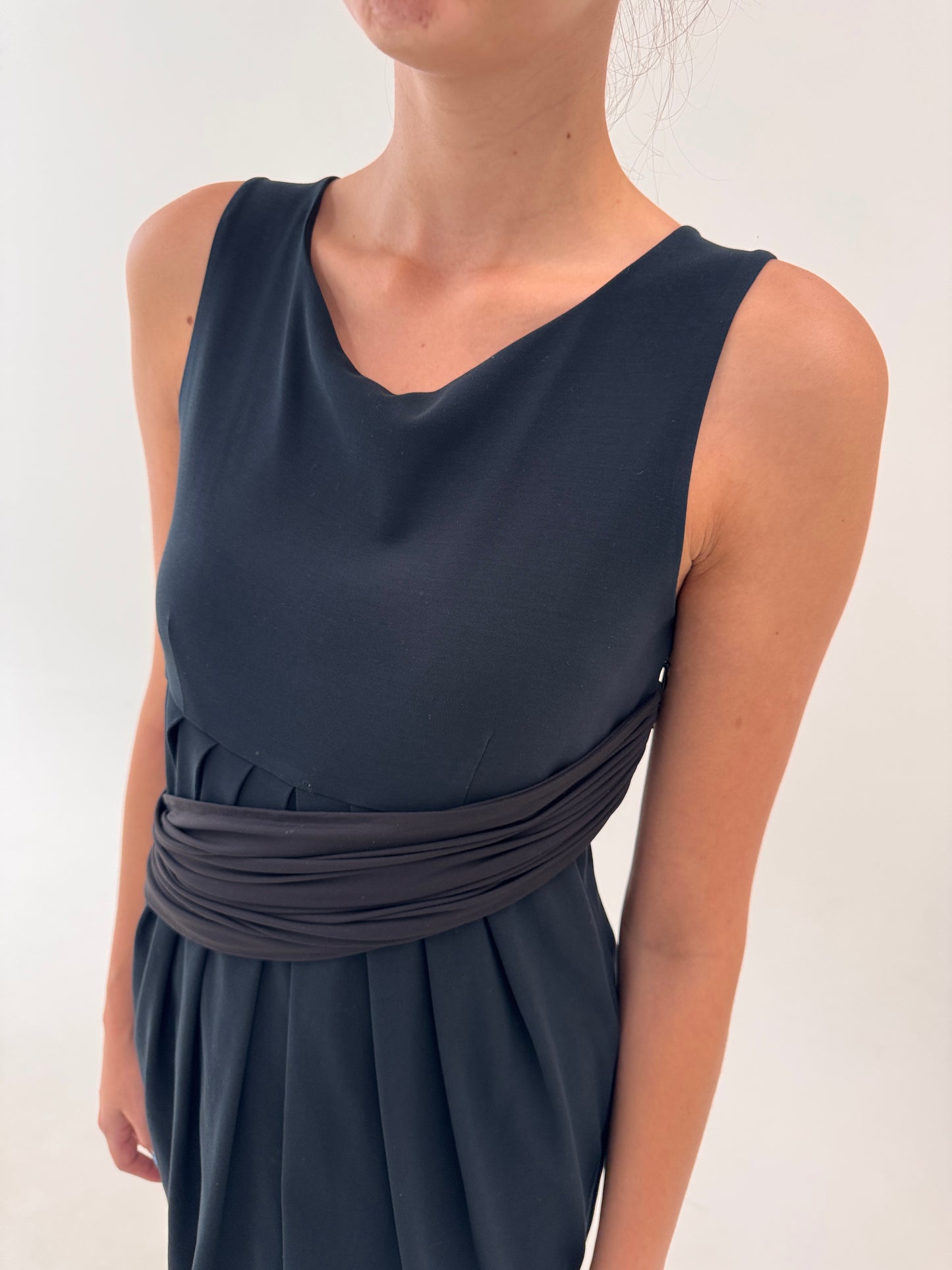 Rochie Max Mara neagră în croi ultra chic confort specific brandului