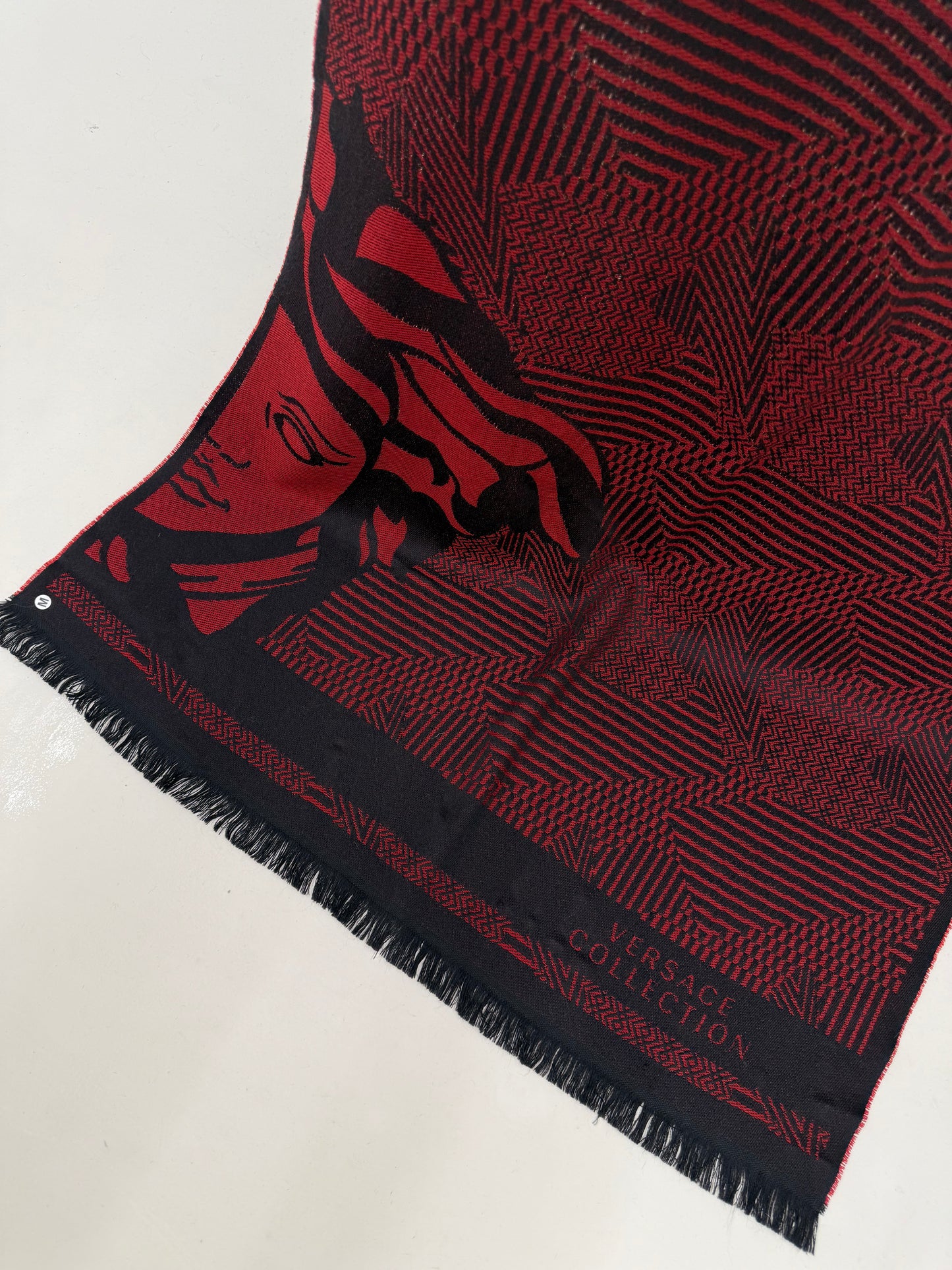 Shawl Versace XXL gros din cașmir dark red cu negru și print specific brandului