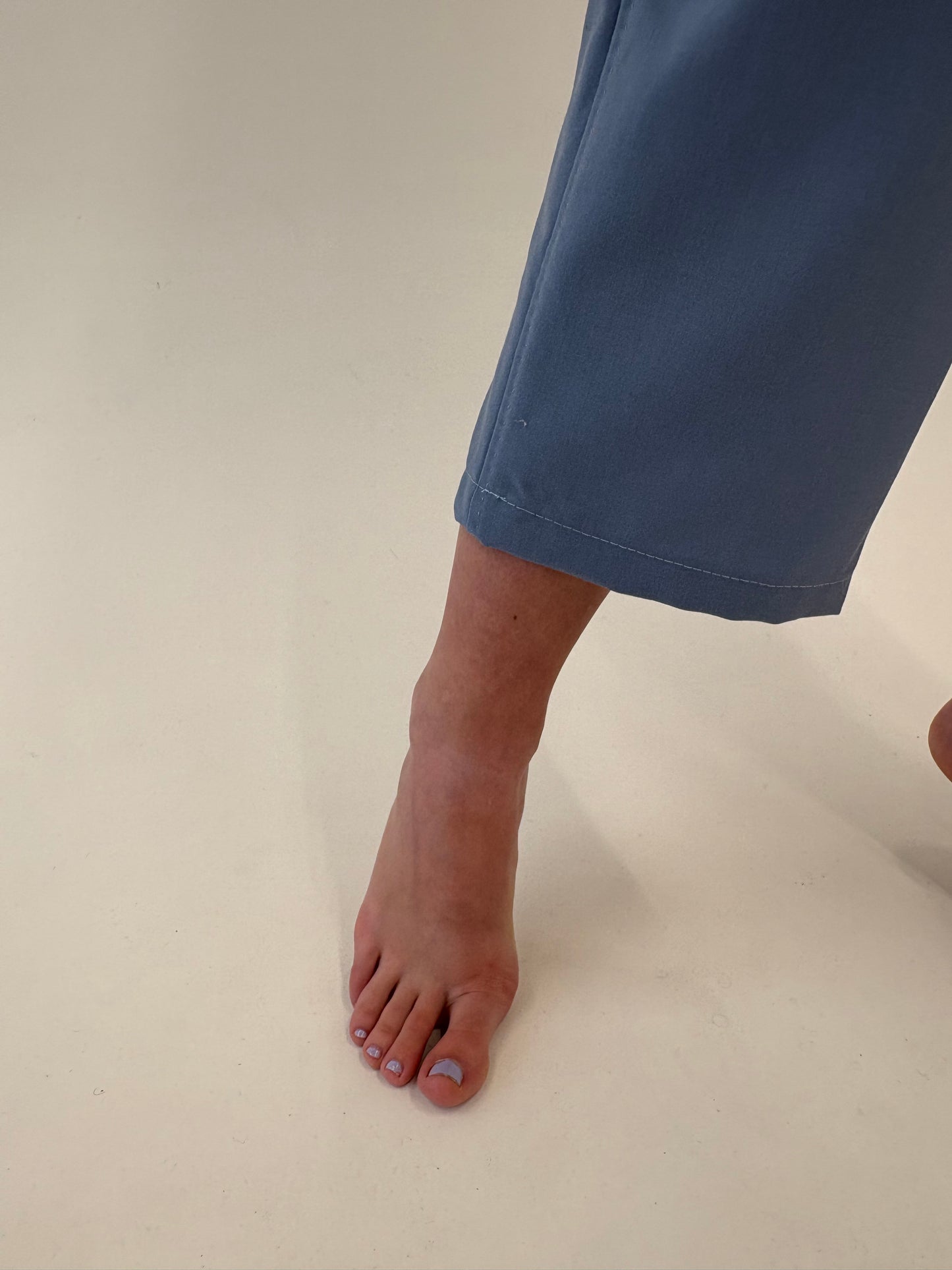 Pantaloni albastru ciel din lana extrafina pura certificată