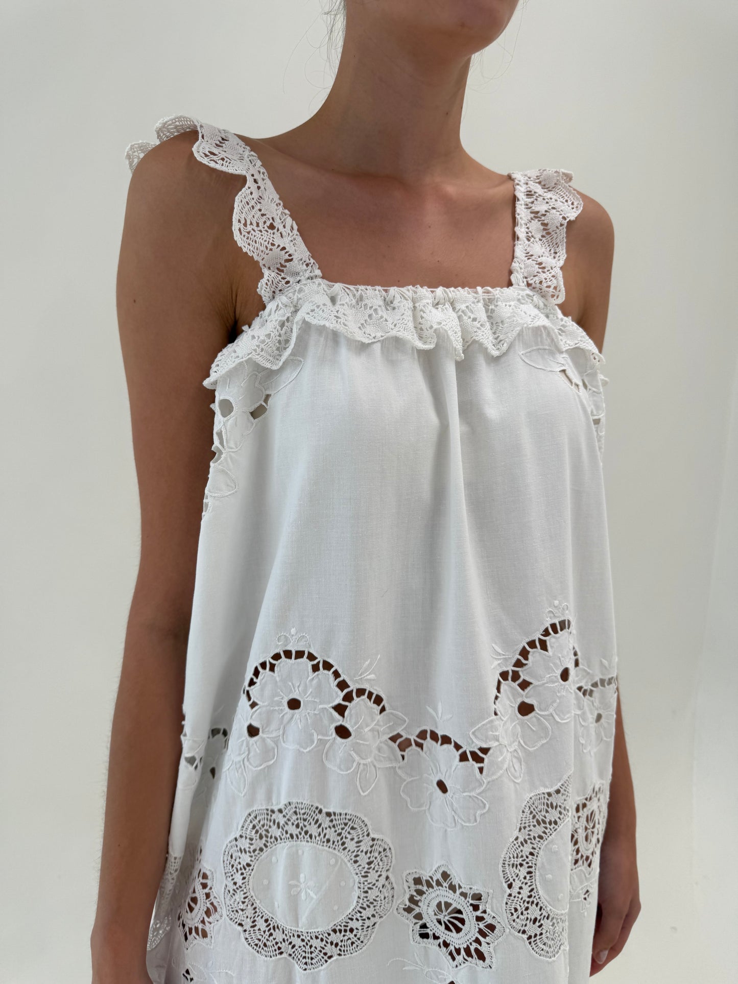 Rochie maxi din panza de bumbac cu broderie manuală și macrame lucrat manual
