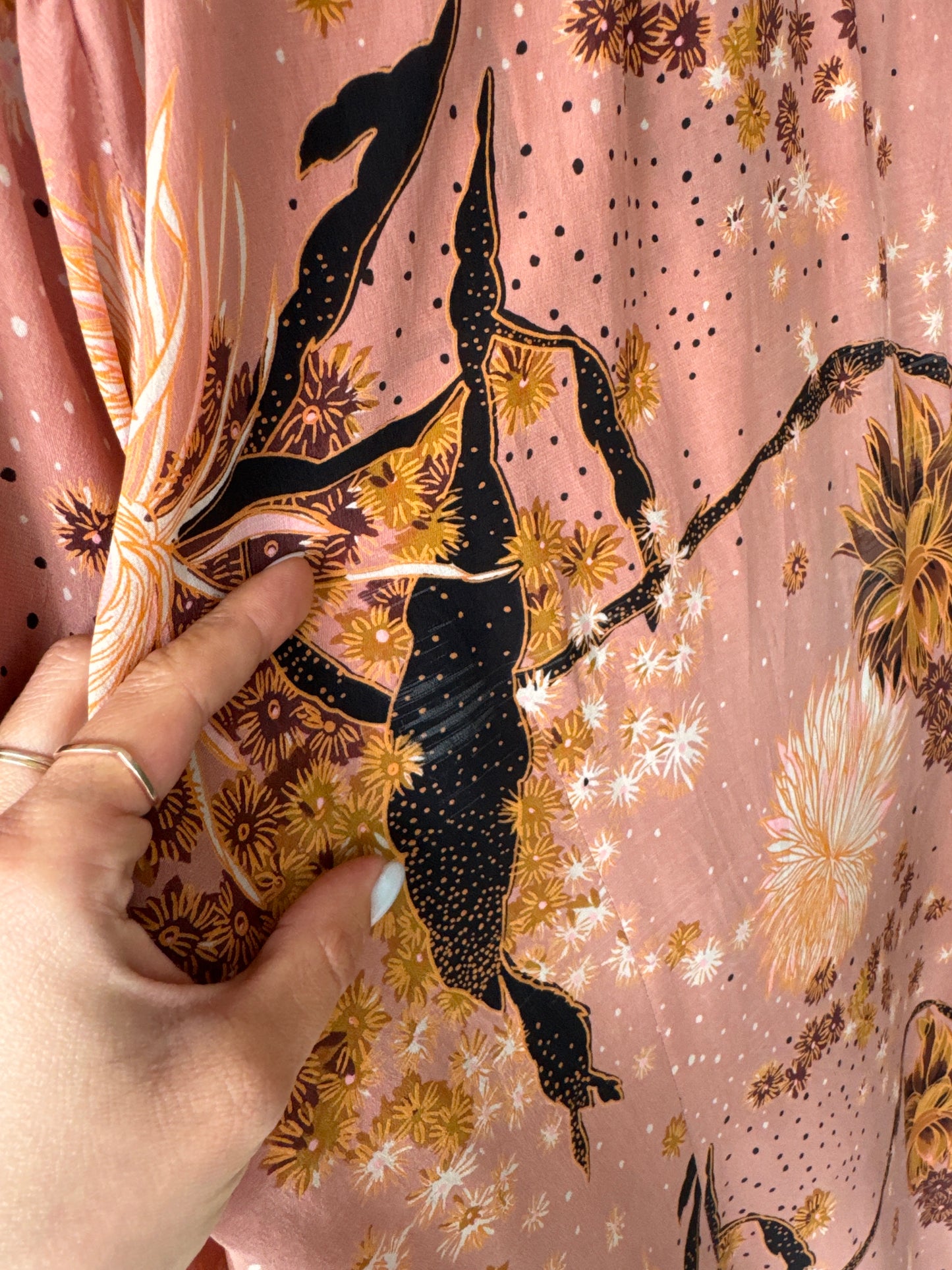 Rochie dusty pink petite în croi lejer din mătase naturală