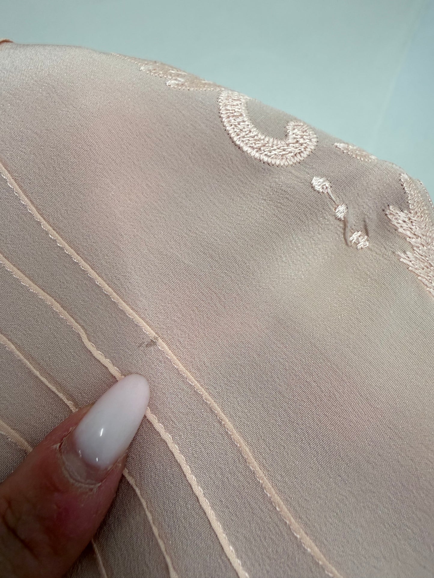 Top powder pink ușor cambrat cu broderie din mătase naturală