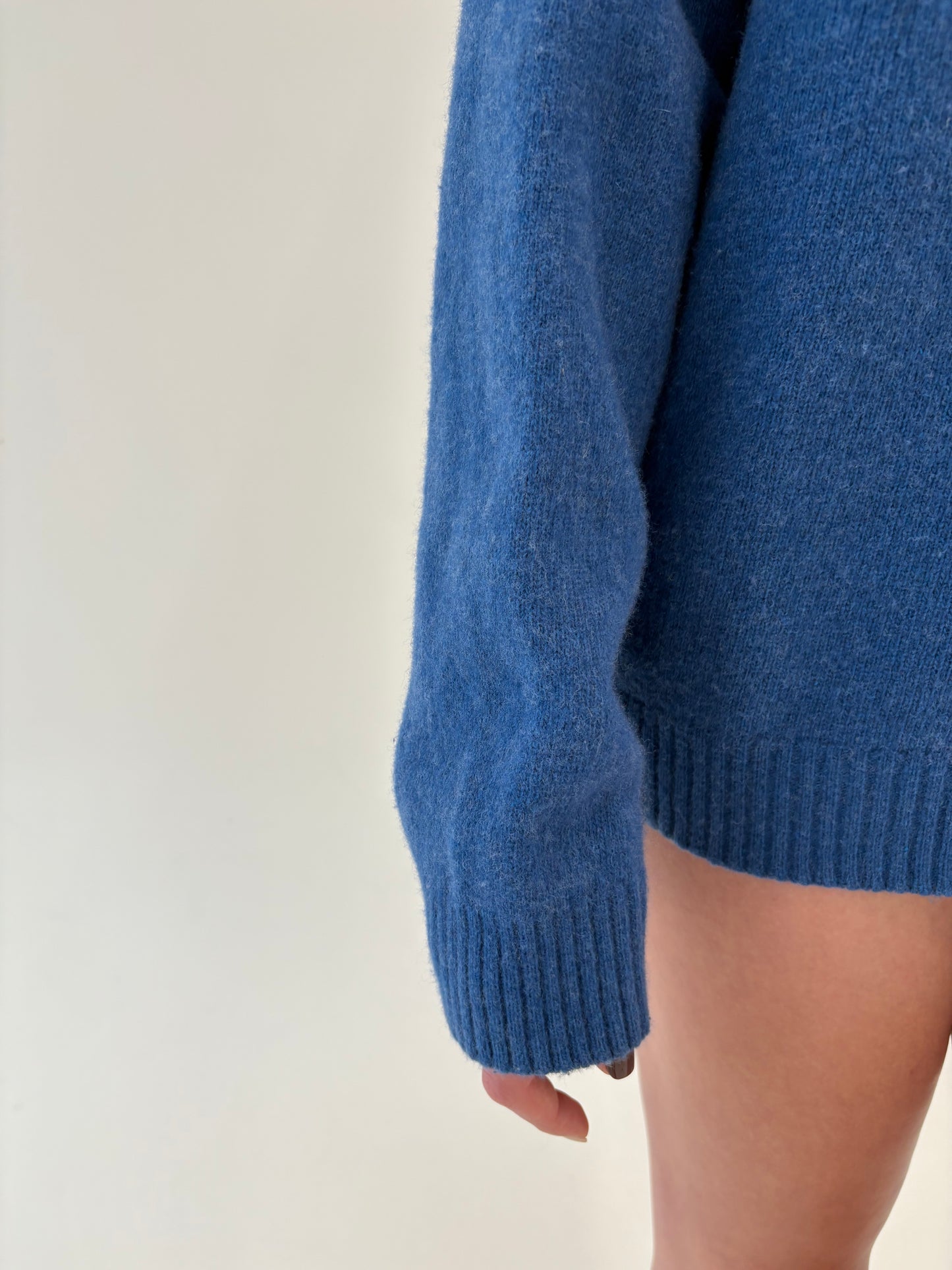 Maleta tall de gramaj mare albastru ciel cu influențe sport din lana merino