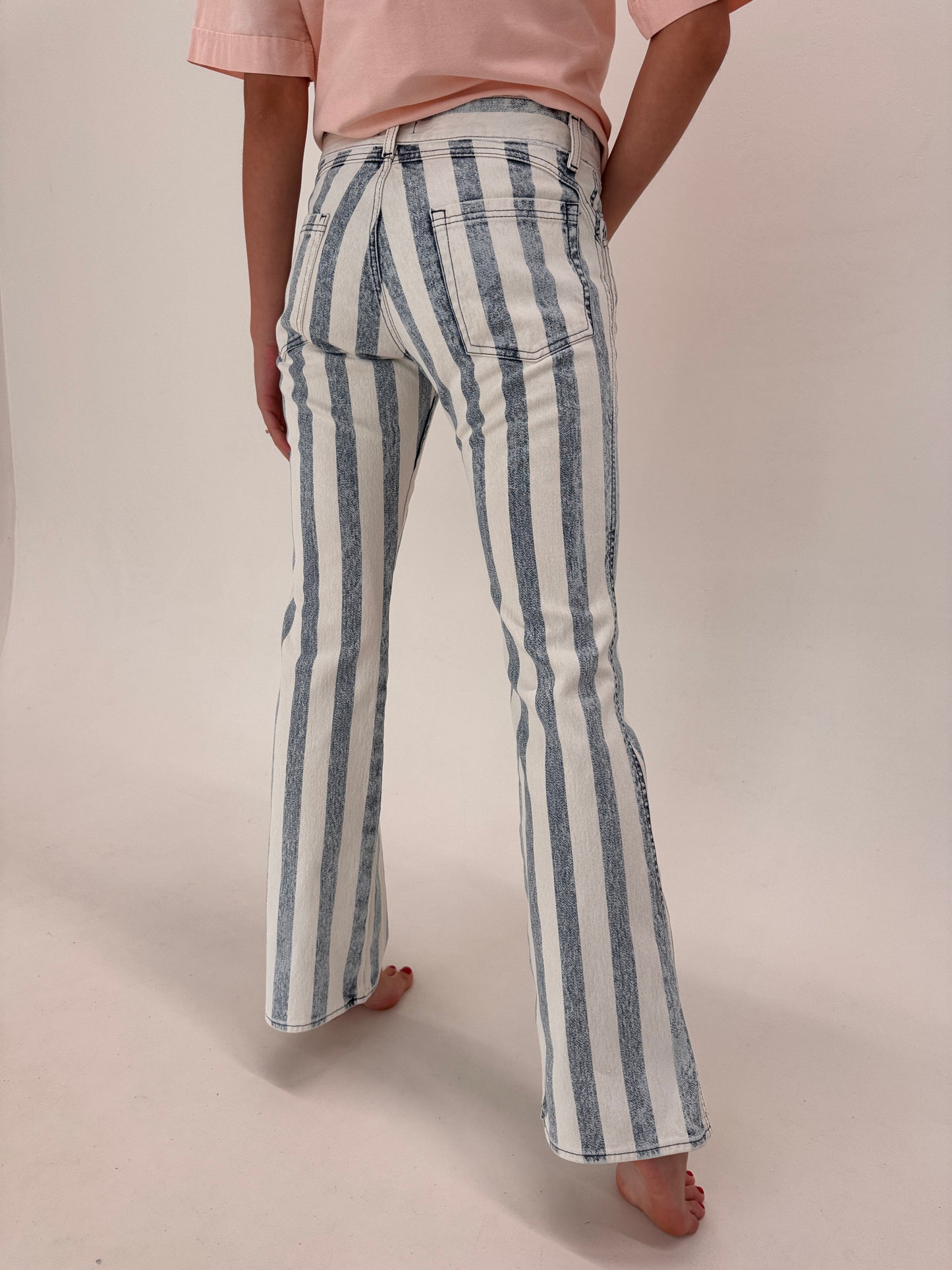 Pantaloni Versace vintage noi cu etichetă evazați tall în dungi super reveniți în trend