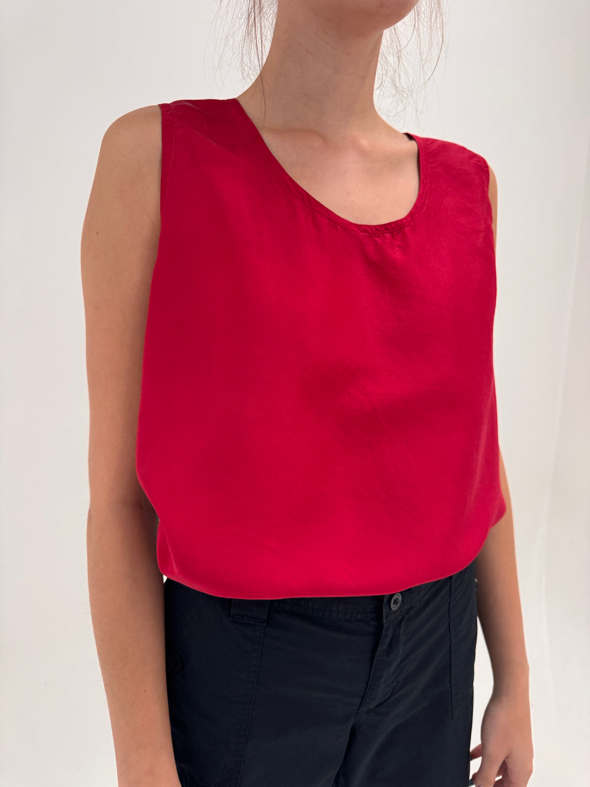Top ruby red din mătase naturală în croi minimalist
