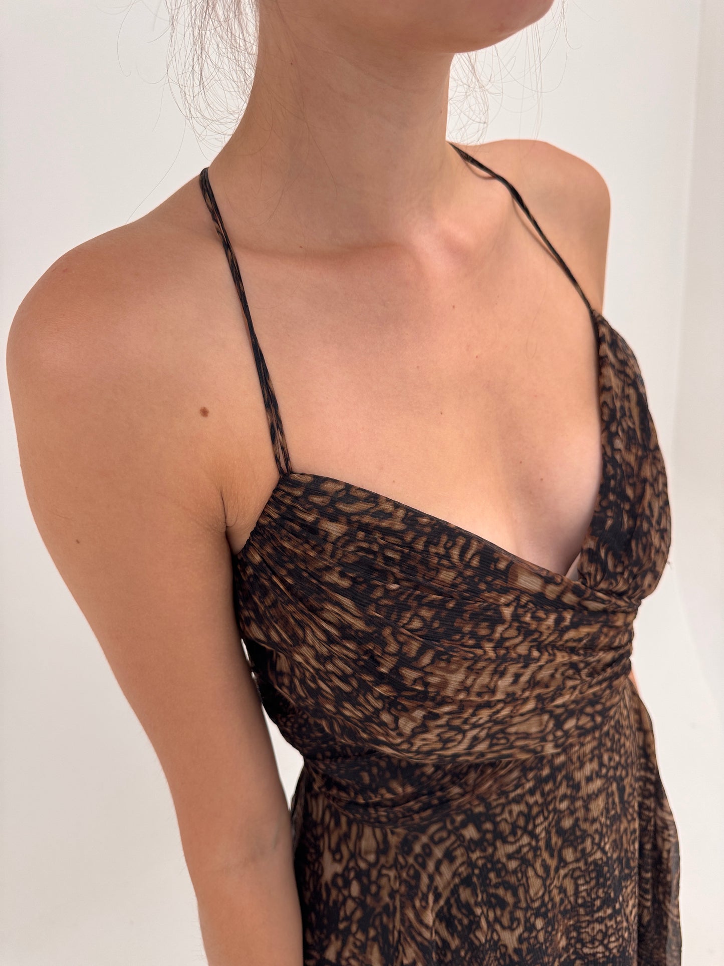 Rochie animal print din mătase naturală cu decupaj la spate în croi de ani 50 reinterpretat