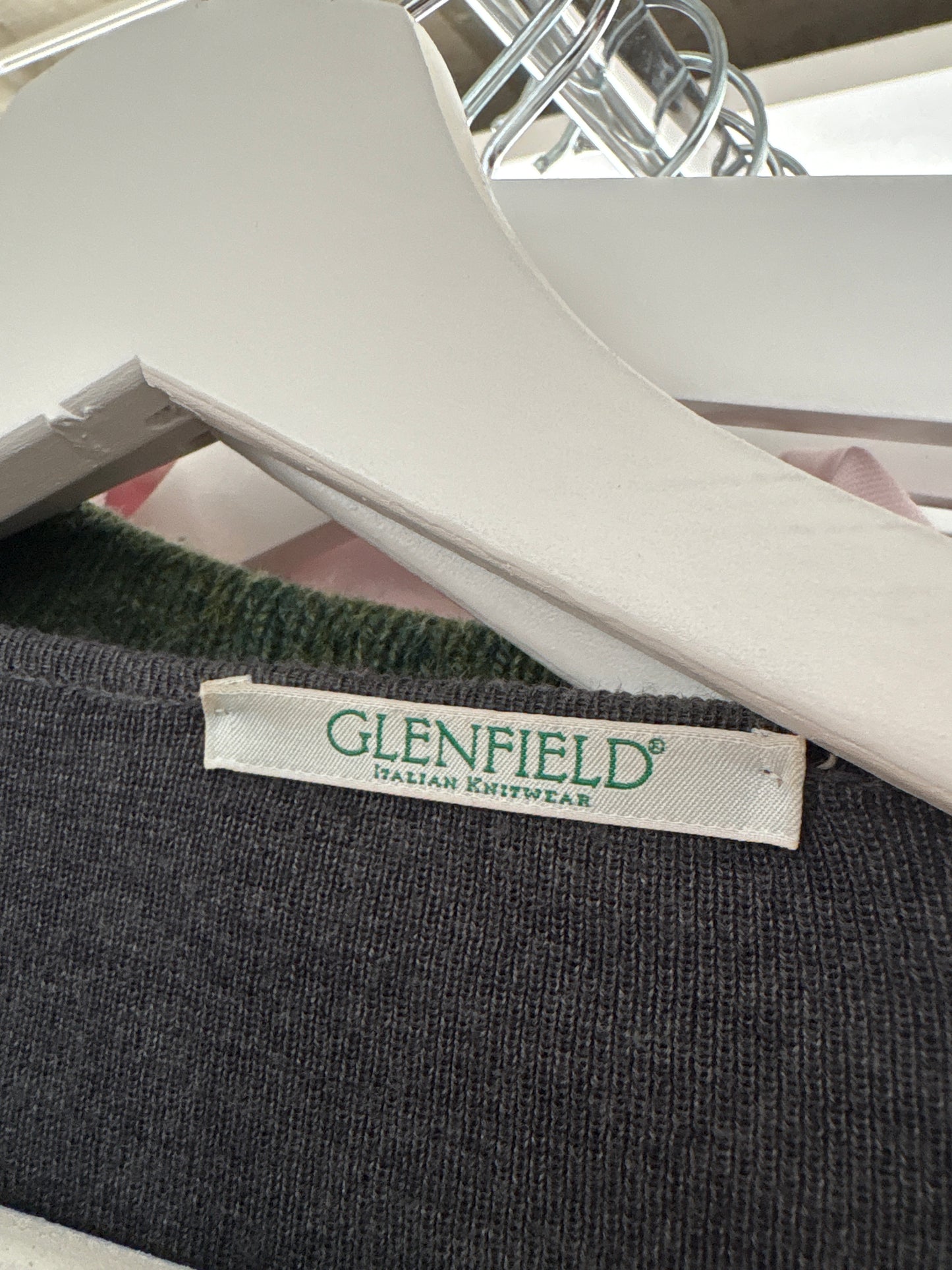 Pulover parte peste parte în croi minimalist din lana merino de gramaj mare