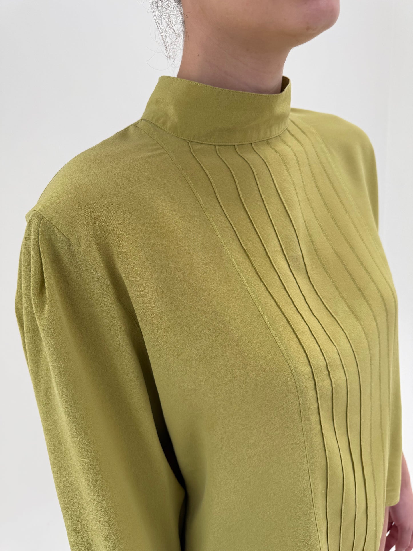 Cămașa verde crud petite din mătase naturală cu închidere la spate