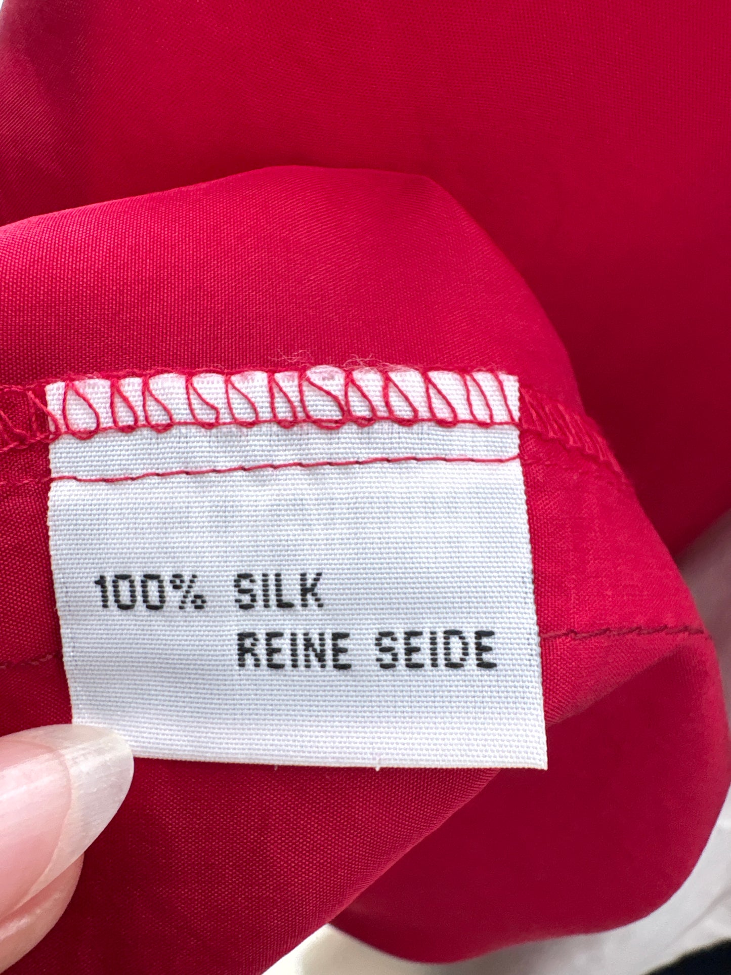 Top ruby red în croi minimalist din mătase naturală