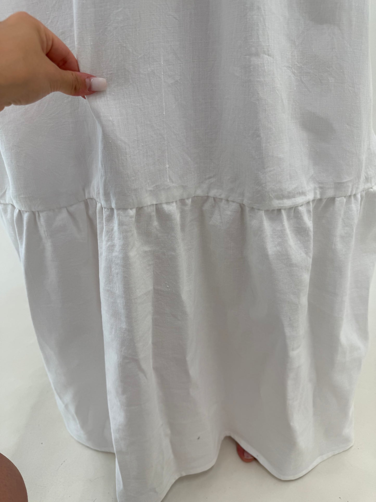 Rochie maxi din in excepțional cu broderie manuală delicată și cordon