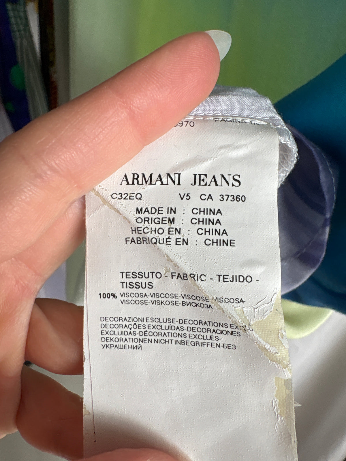 Top vaporos Armani în culori tari și croi lejer