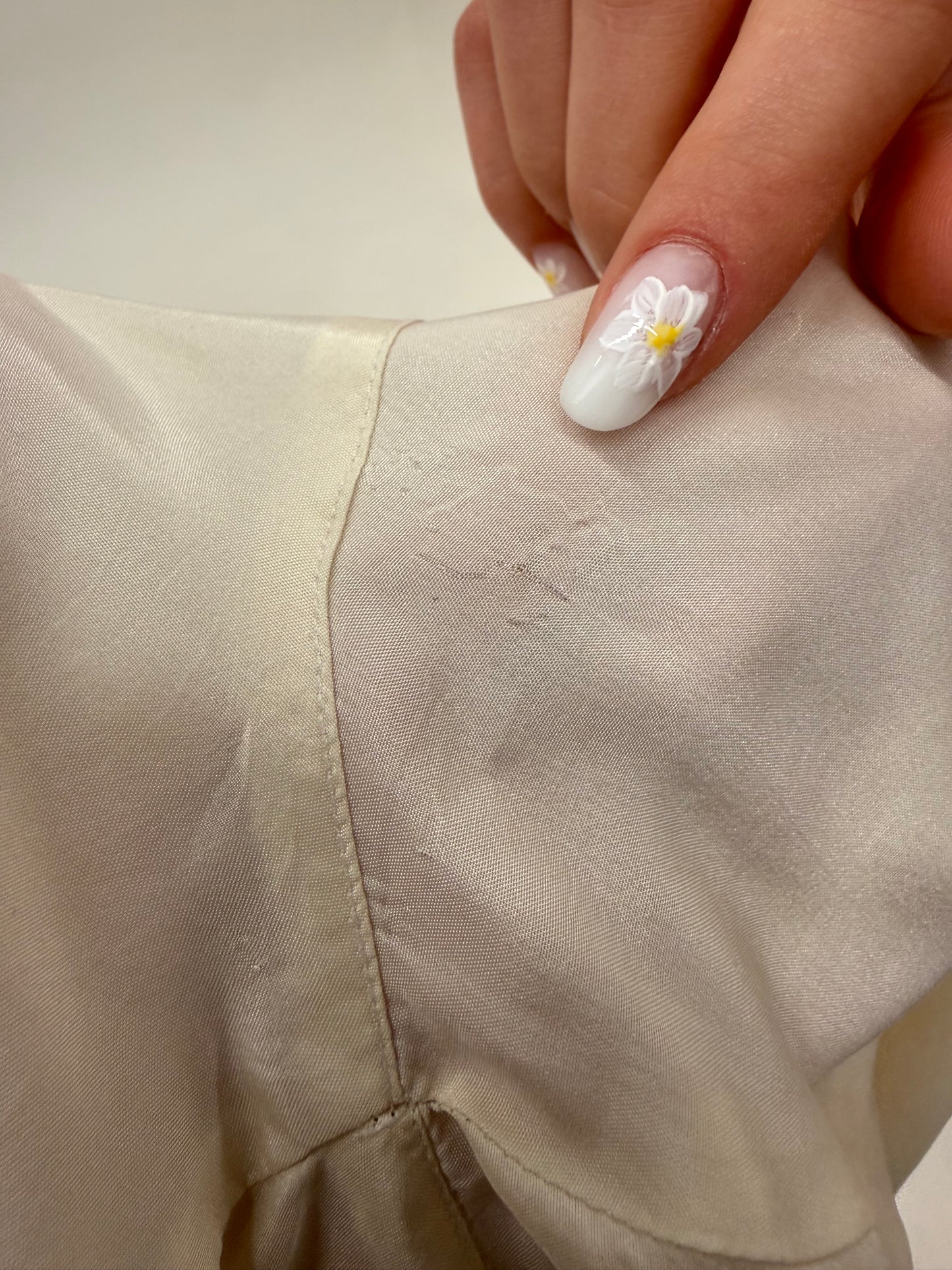 Cămașa din mătase naturală cu broderie manuală