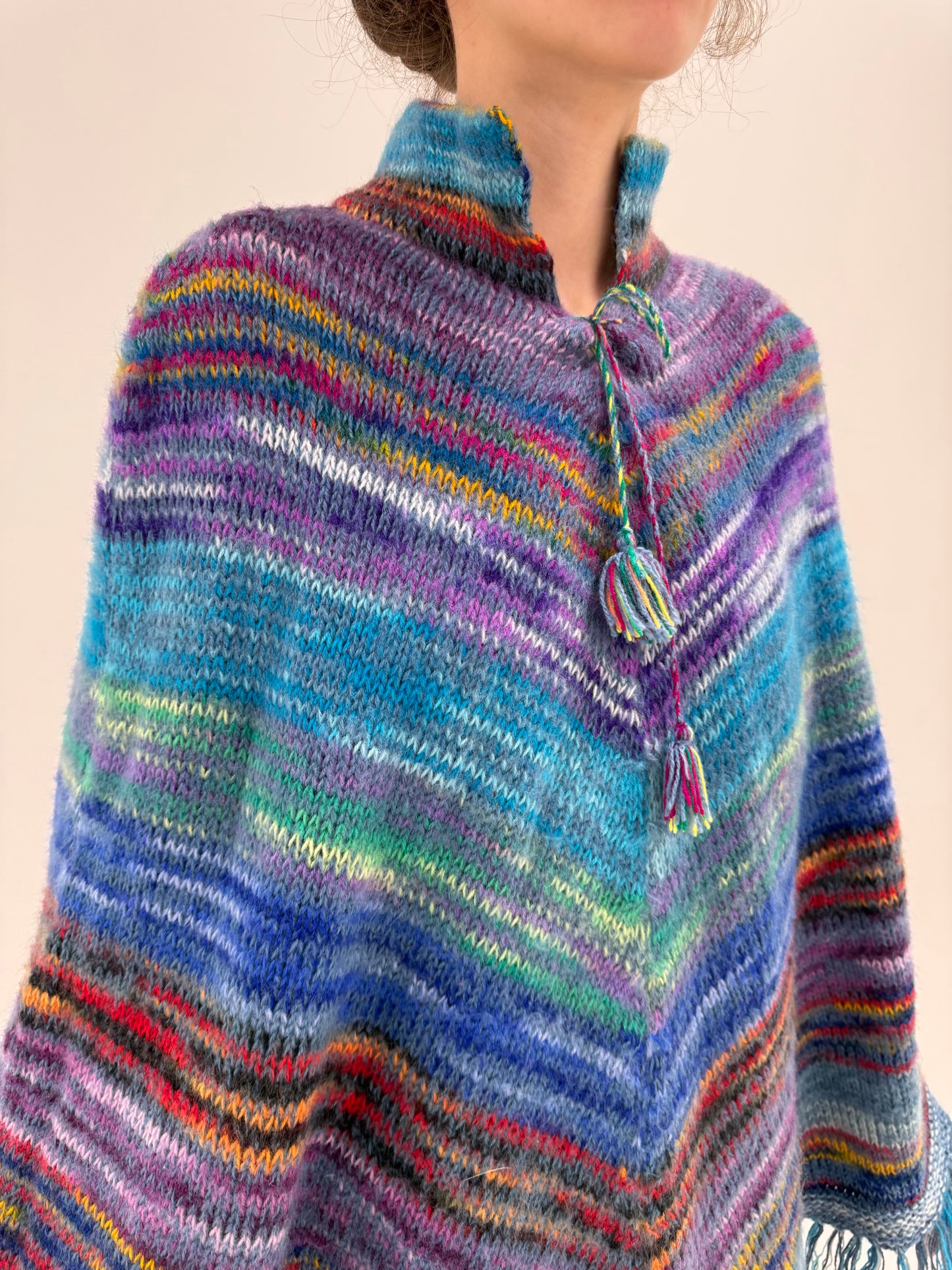 Capa lungă din tricot curcubeu din alpaka