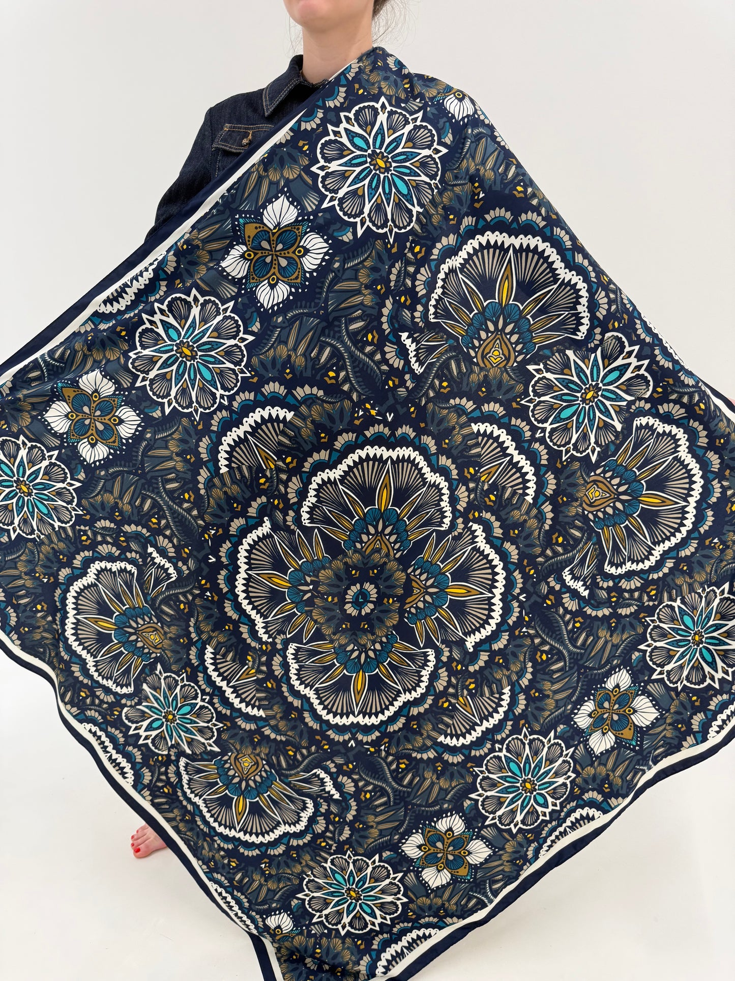 Eșarfă XXXL din mătase matuala cu print floral stilizat