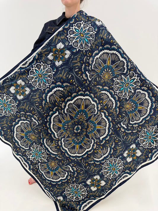 Eșarfă XXXL din mătase matuala cu print floral stilizat