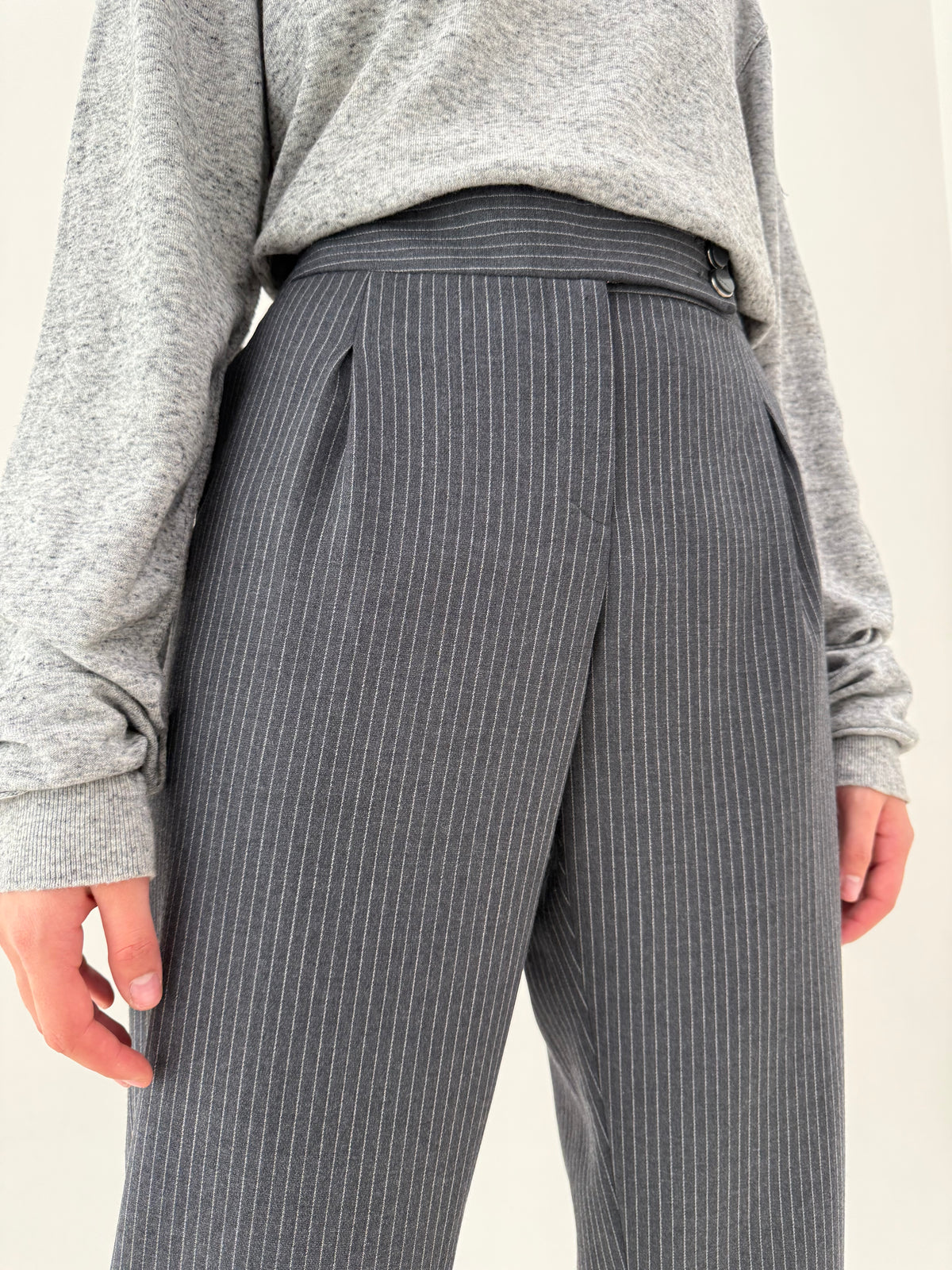 Pantaloni Giorgio Armani ultra luxury din lana extrafina cu pense și dungi