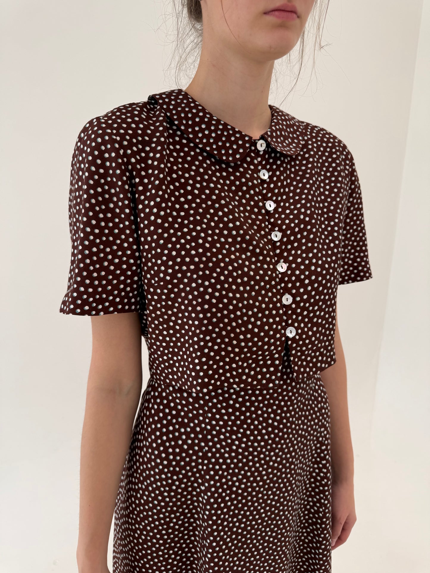 Rochie maxi cu buline ivoire în croi ultra chic și talie marcată