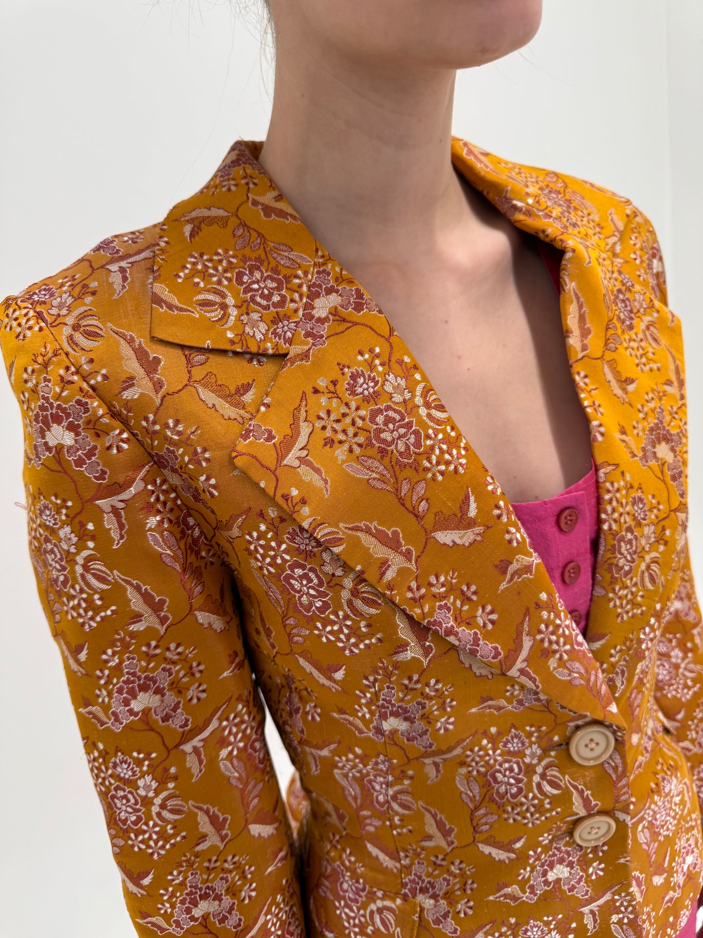 Sacou cu influențe asiatice din jacquard subțire de mătase naturală în culori tari