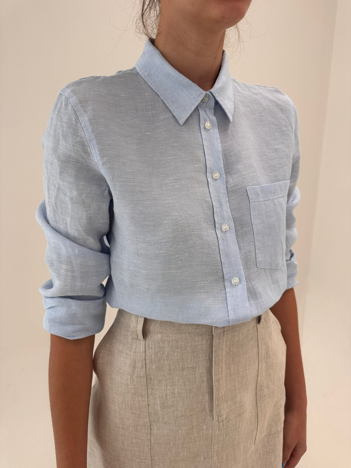 Cămașa baby Blue din in premium în croi clasic