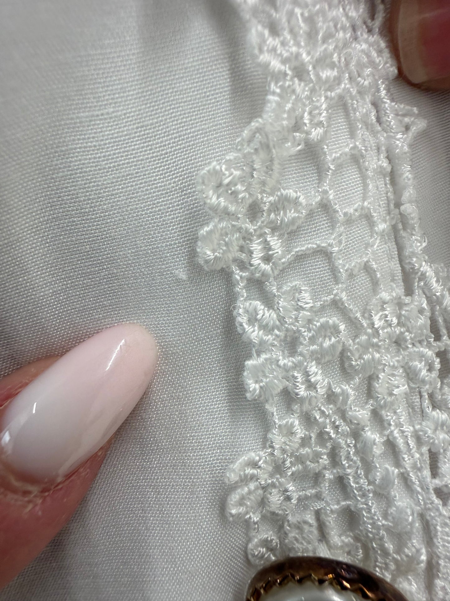 Cămașa elegantă din triplu voal cu dantelă macrame și nasturi bijuterie