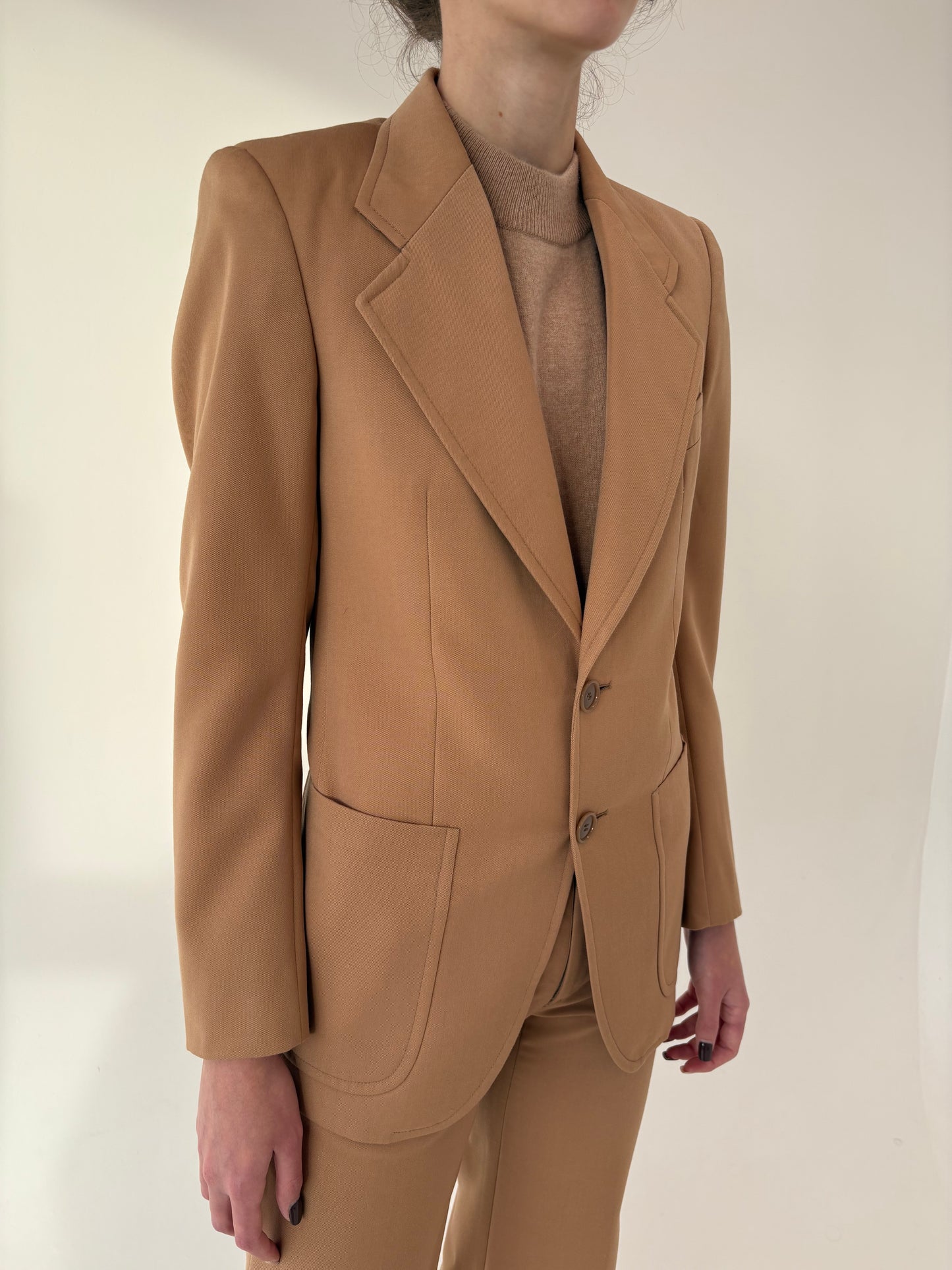 Costum camel din lana extrafina cu sacou în stil Prada si pantaloni evazați