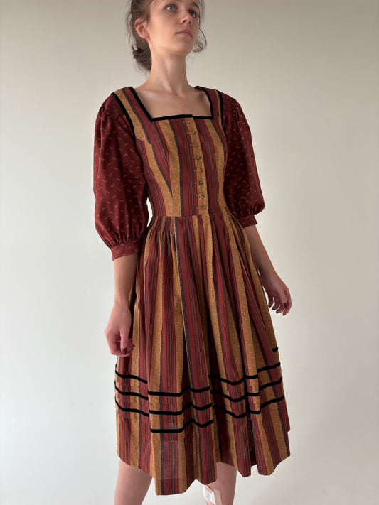 Rochie vintage cu corsaj în nuanțe superbe ciocolatii din mix de lanita