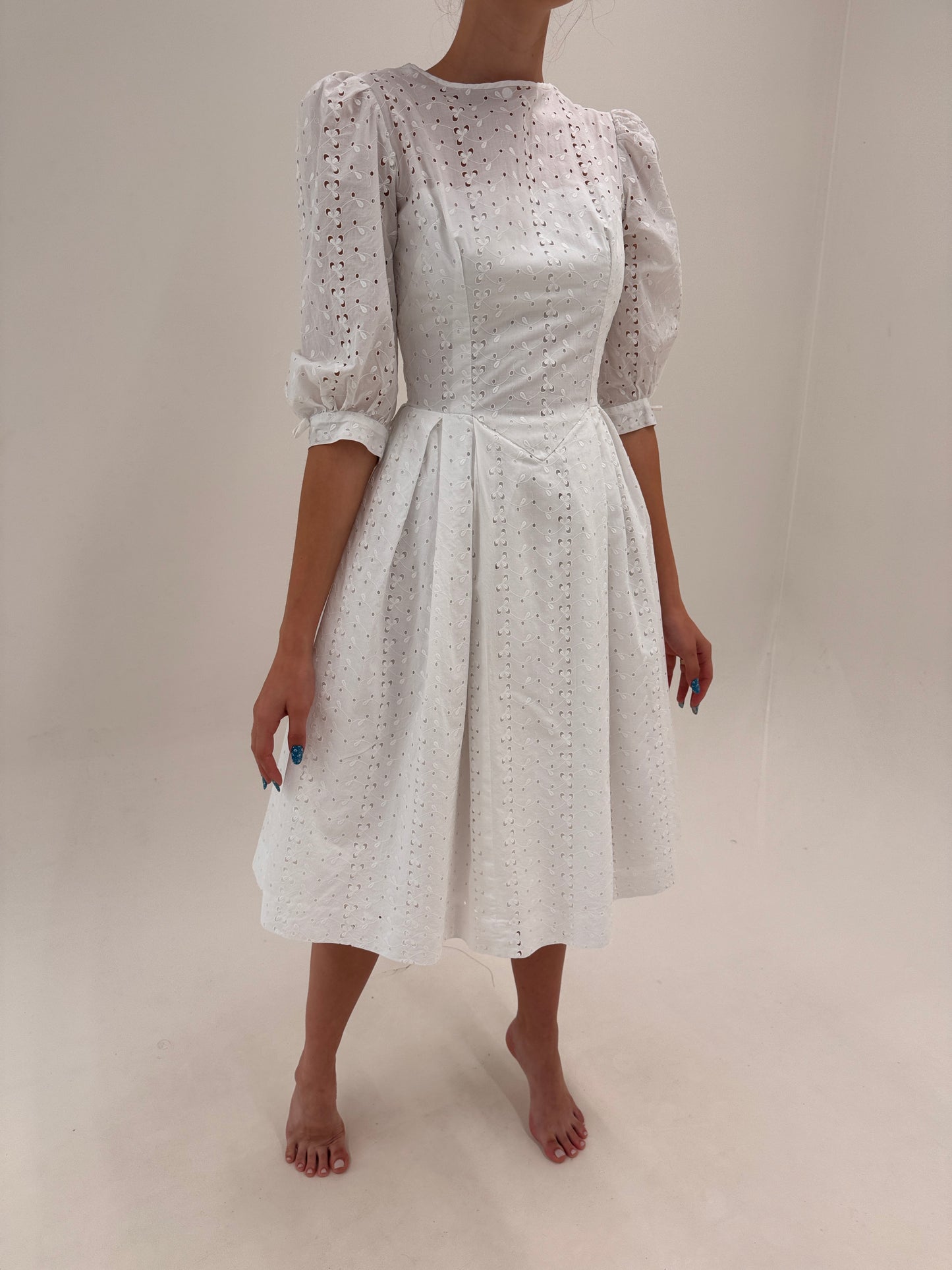 Rochie vintage anii 50 integral brodată cu corsaj și fustă ultra amplă și detalii feminine