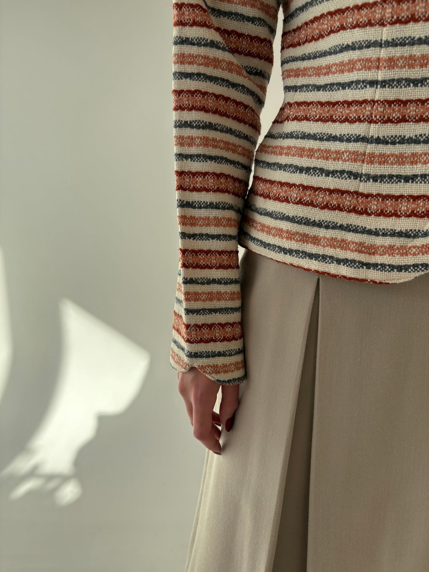 Sacou cambrat butter nude cu dungi din stofă plină de lana texturată ca o pânză