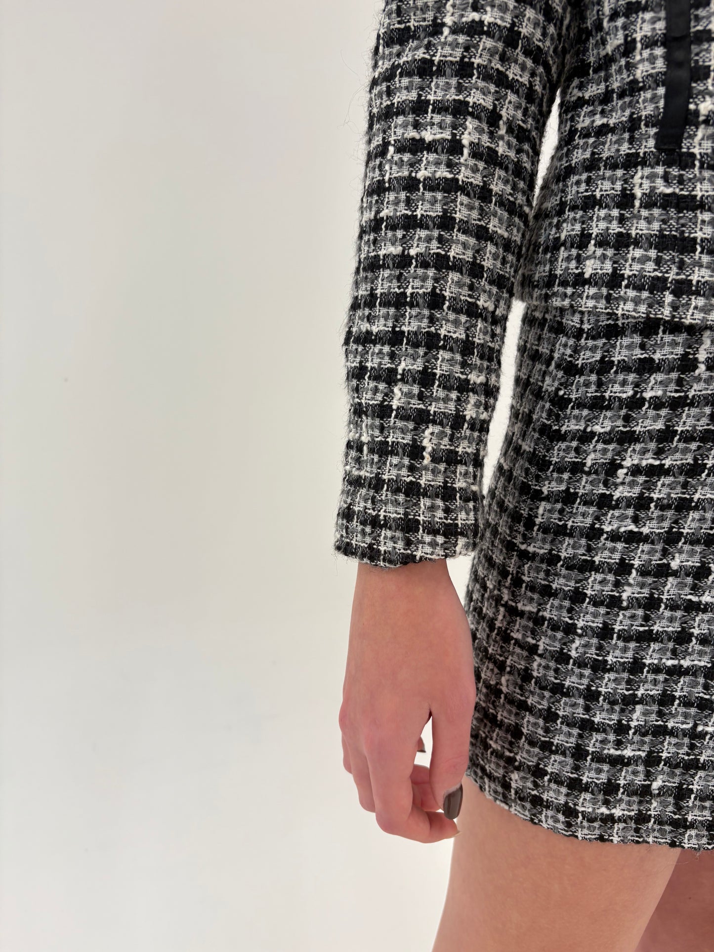 Deux piece in stil Chanel din tweed de lana alb negru cu fusta mini plisată