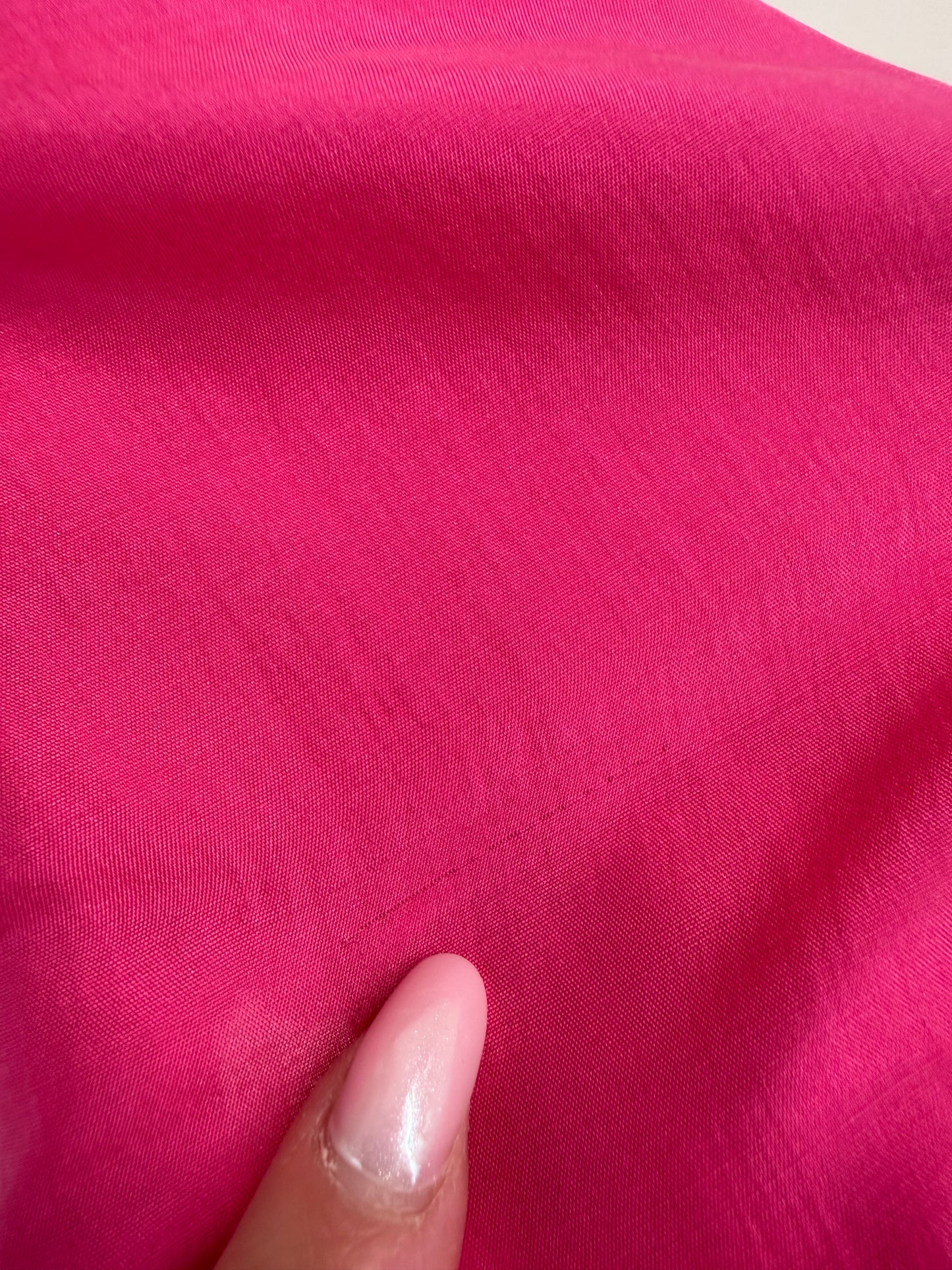 Cămașa neon pink din mătase naturală în croi retro modern