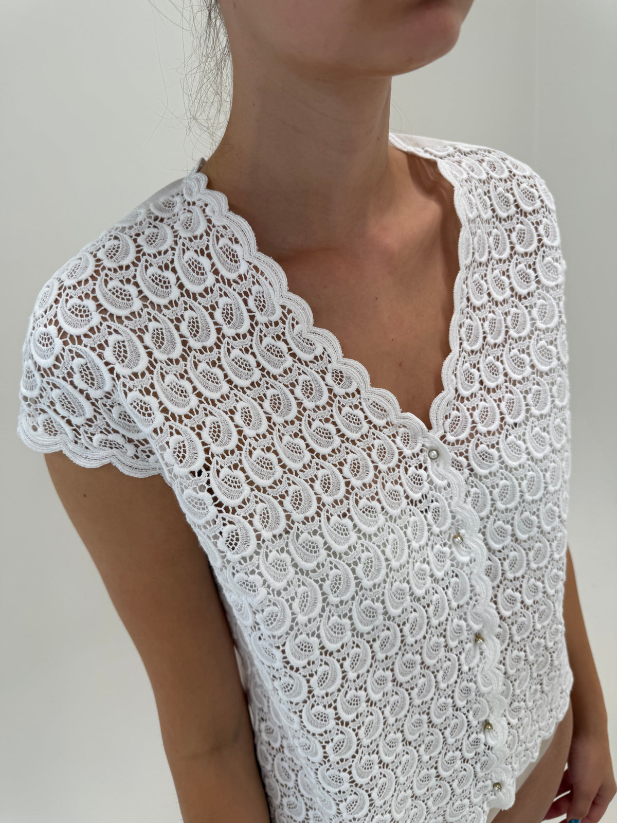 Cămașa vintage în croi lejer din macrame excepțional cu nasturi bijuterie