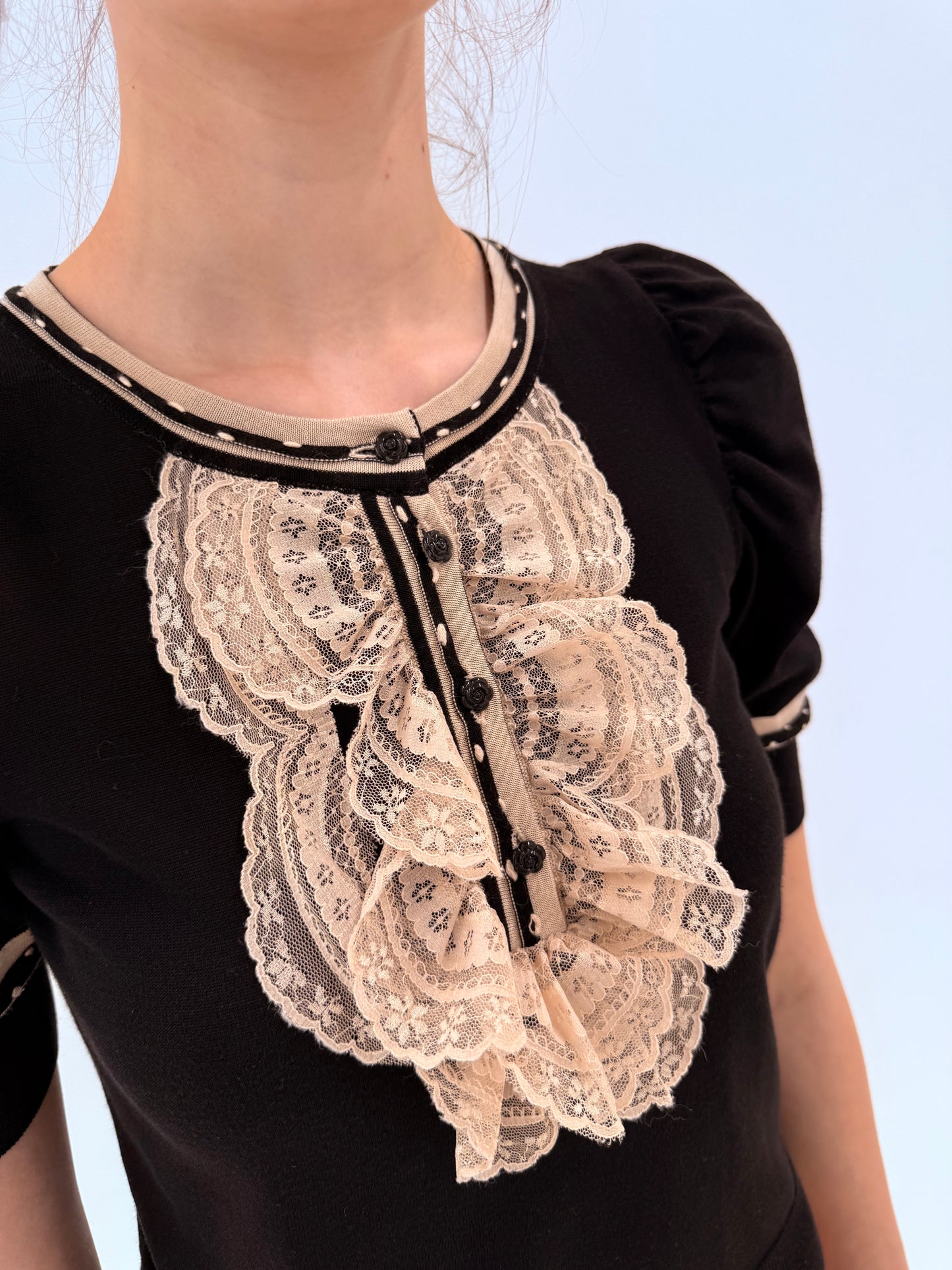 Top negru cu jabou camel din dantelă
