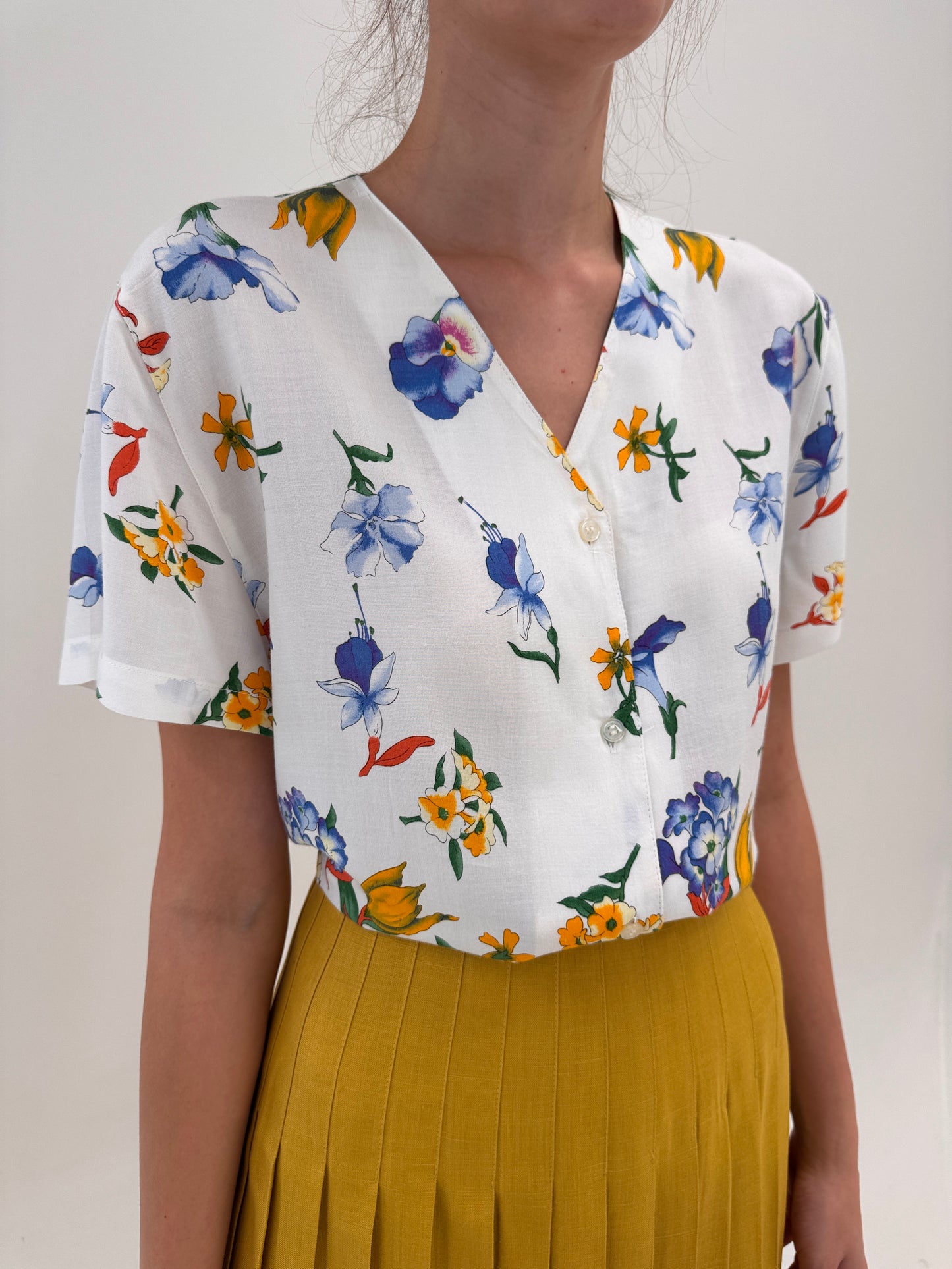 Cămașa vintage cu print floral superb în croi minimalist