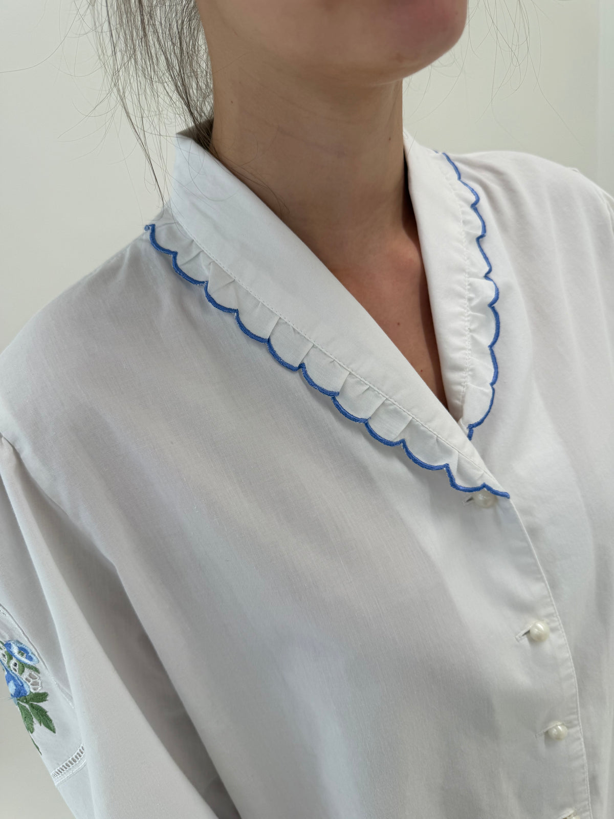 Cămașa vintage cu broderie superbă albastru regal și mâneci ușor bufante