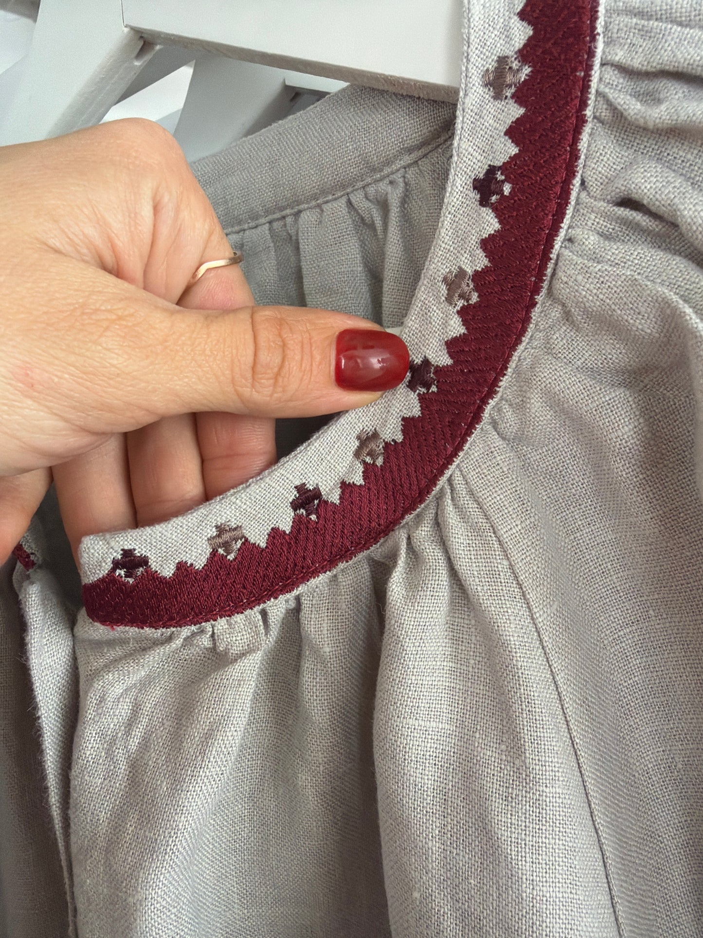 Tunica din pânză de in warm gray cu broderie excepțională burgundy