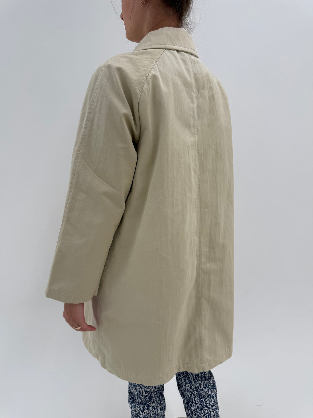 Trench Max Mara clasic camel cu trăgători decorativi în croi clasic și interior matlasat