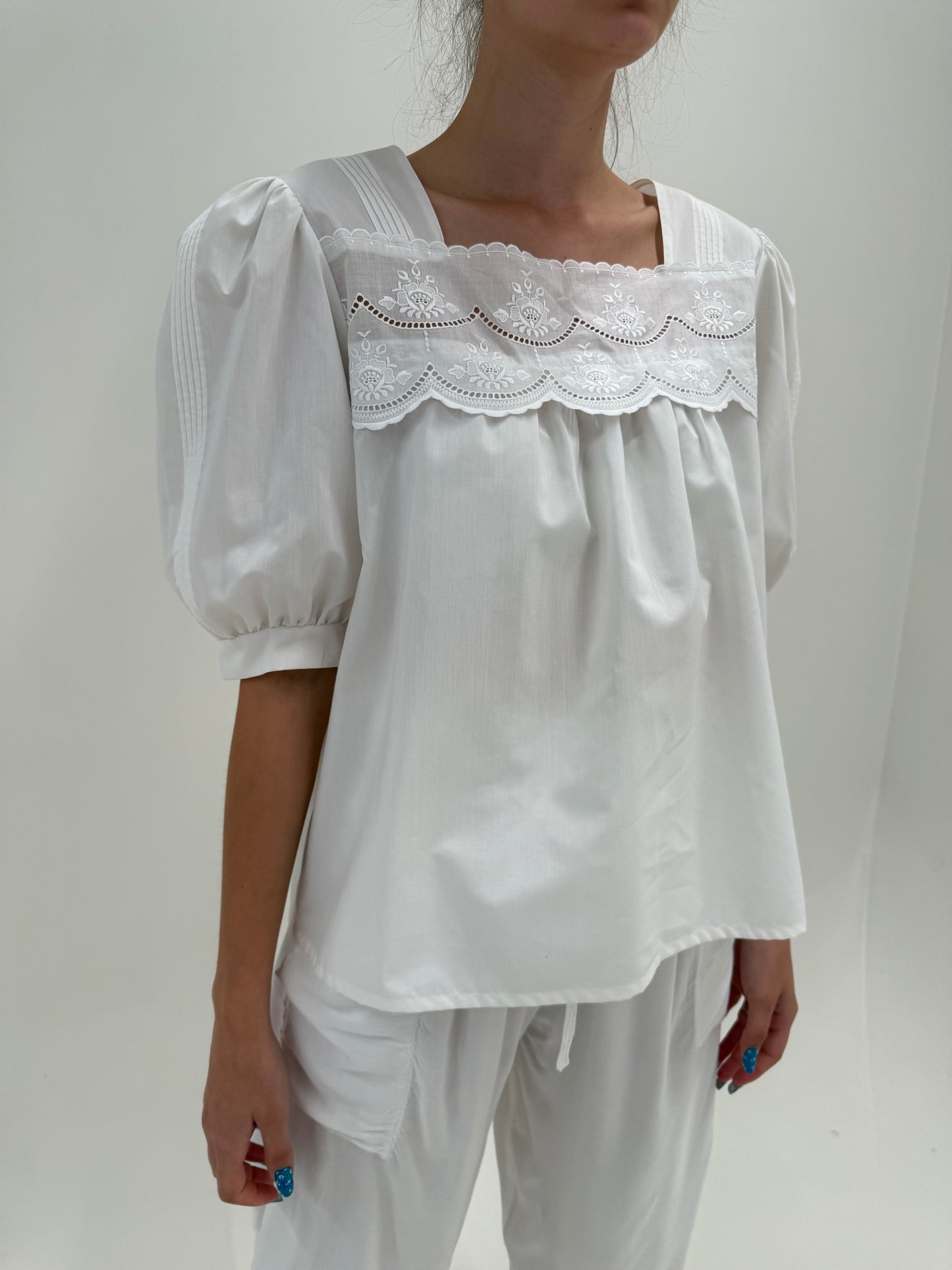 Top vintage în croi super revenit în trend din panzica fină de bumbac cu broderie