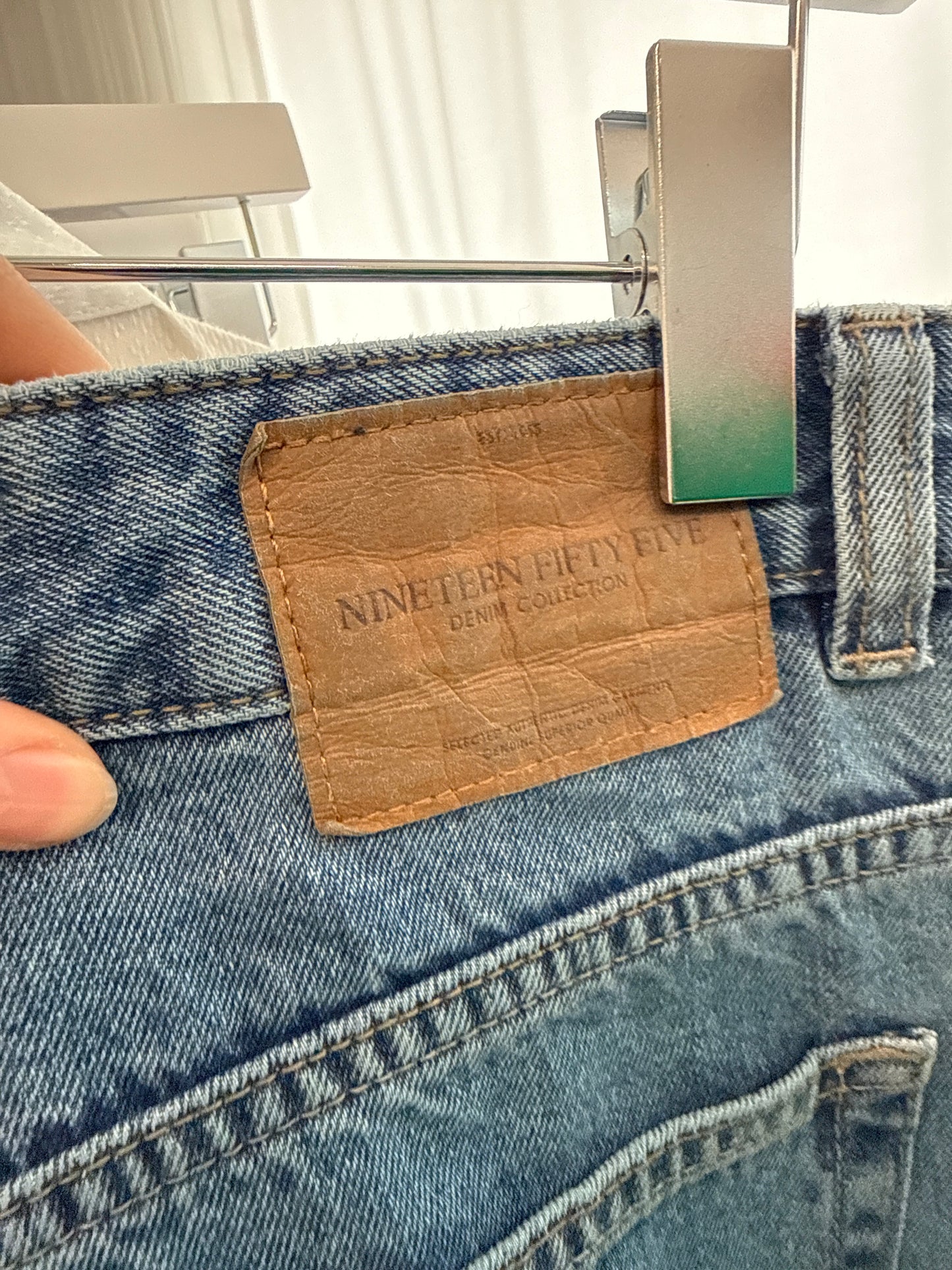 Jeans vintage în croi super revenit în trend