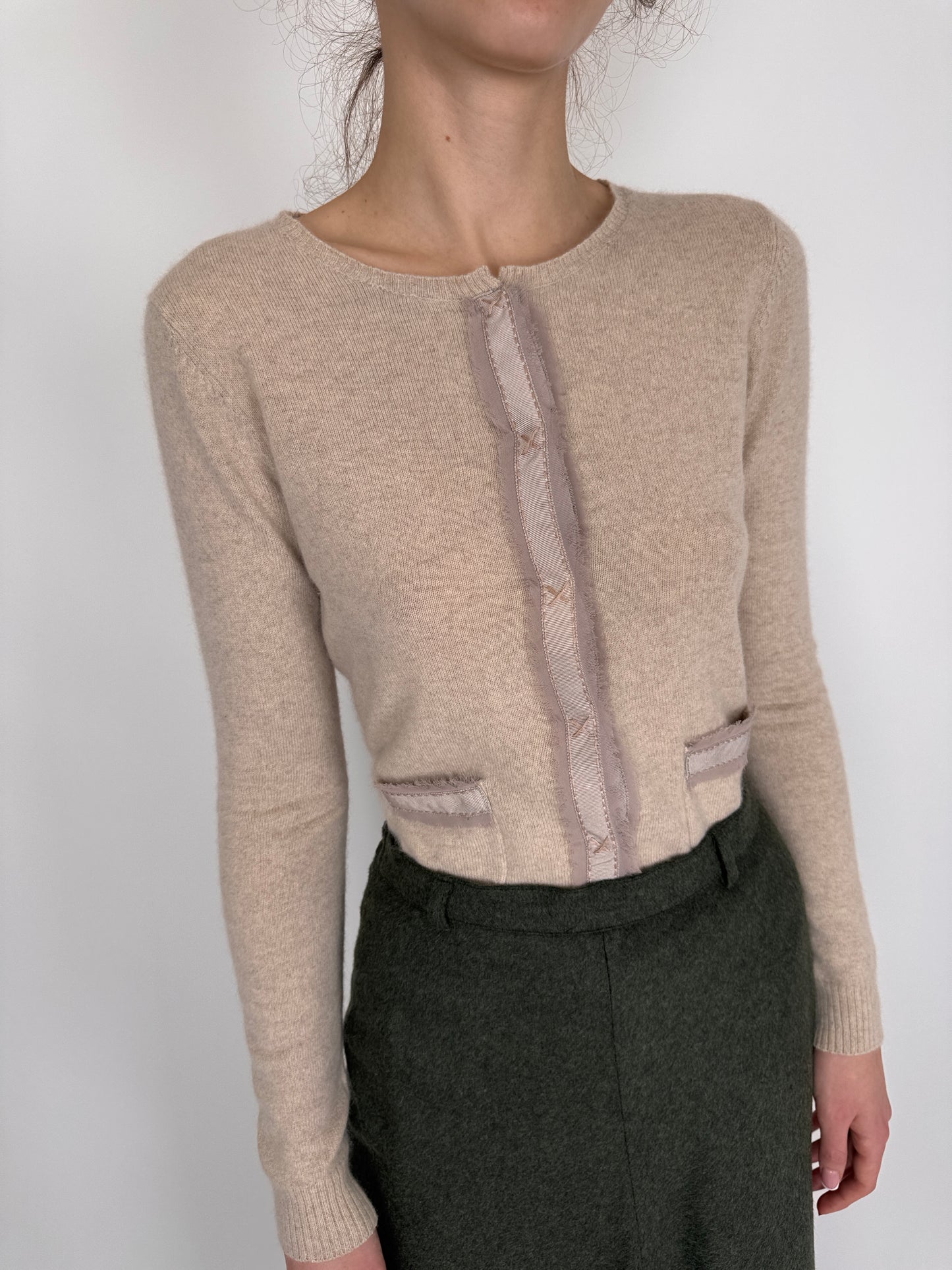 Cardigan misty rose nude din cașmir cu aplicații din mătase naturală