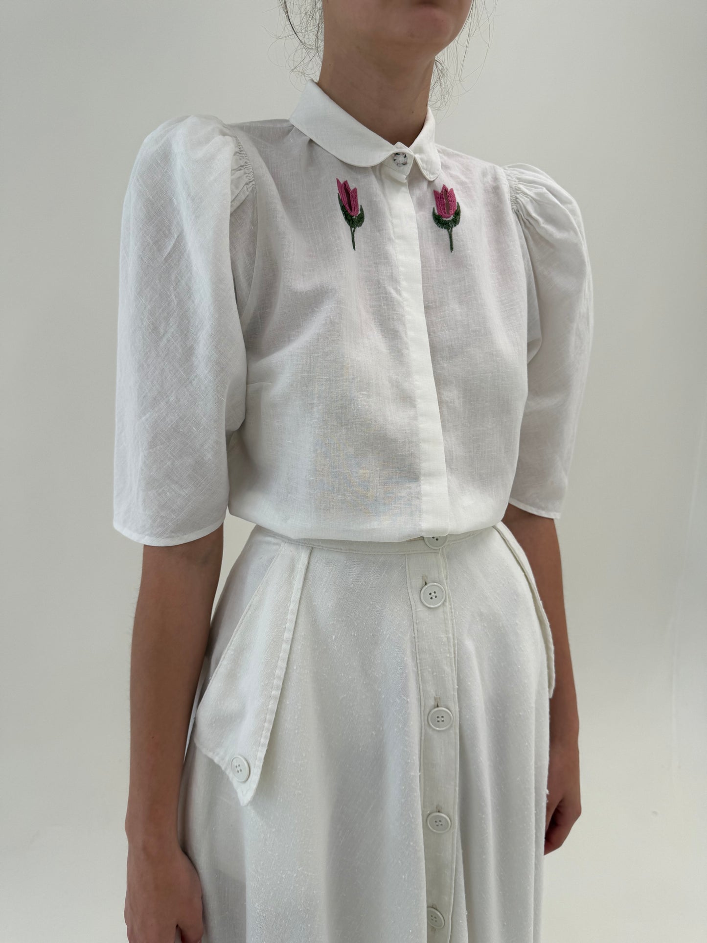 Cămașa vintage din pânză de in și bumbac cu umeri bufanți și broderie