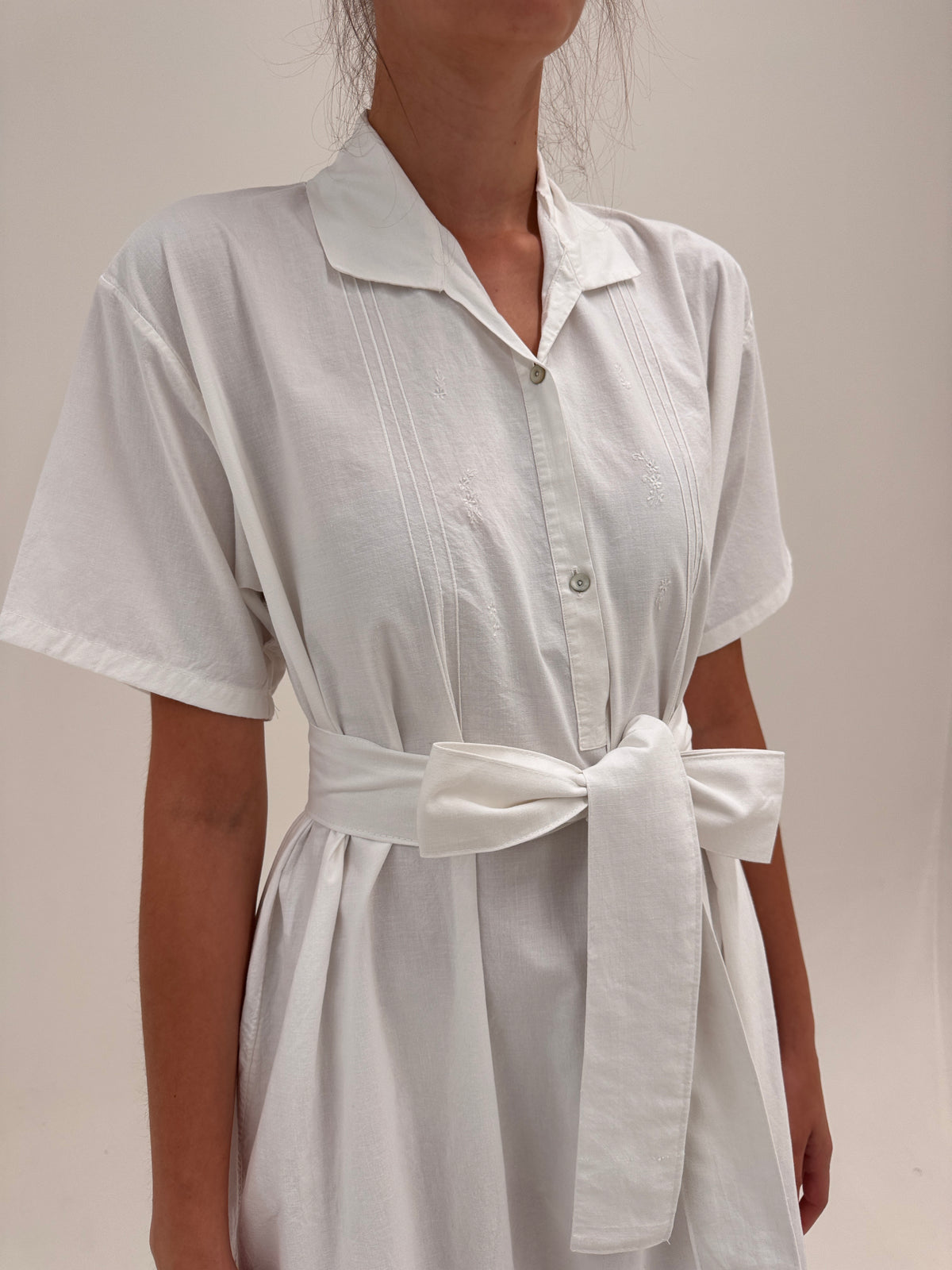 Rochie maxi din panza excepțională de bumbac cu cordon lat și broderie manuală delicată